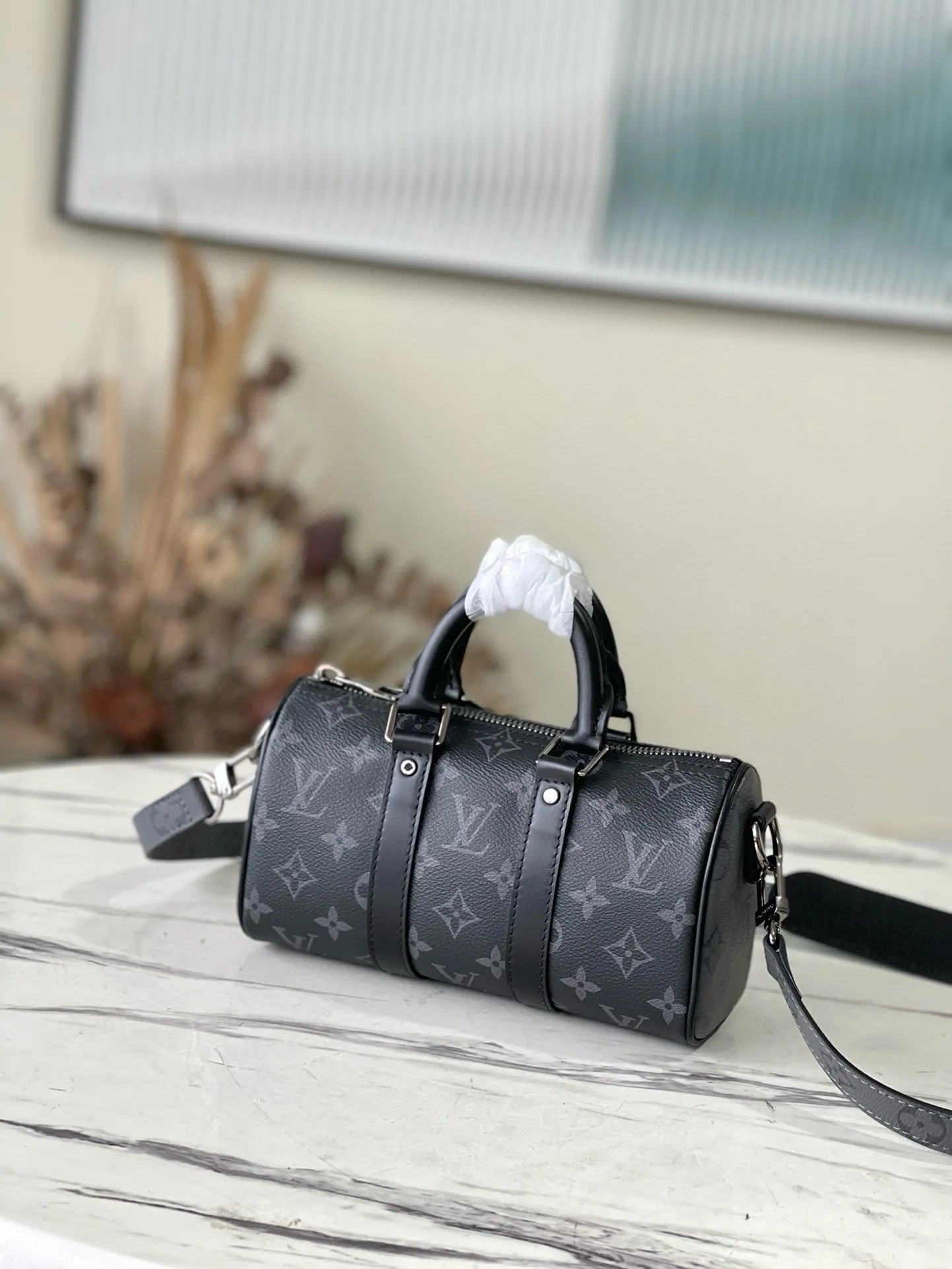 💰780 Top original order M45947 launches the new Keepall XS in Aerogram version, made of black floral leather, restrained and fashionable. Black metal letter logo, leather body with top handle and adjustable shoulder strap, suitable for hand or shoulder carry. Detailed features: 21 x 12 x 9 cm