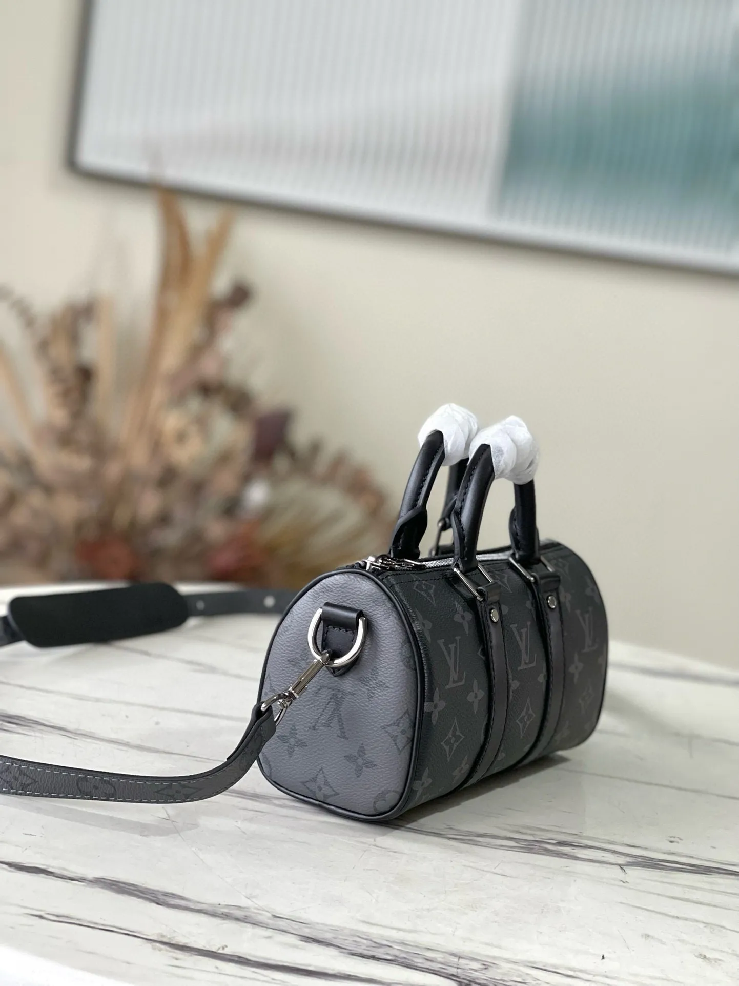 💰780 Top original order M45947 launches the new Keepall XS in Aerogram version, made of black floral leather, restrained and fashionable. Black metal letter logo, leather body with top handle and adjustable shoulder strap, suitable for hand or shoulder carry. Detailed features: 21 x 12 x 9 cm