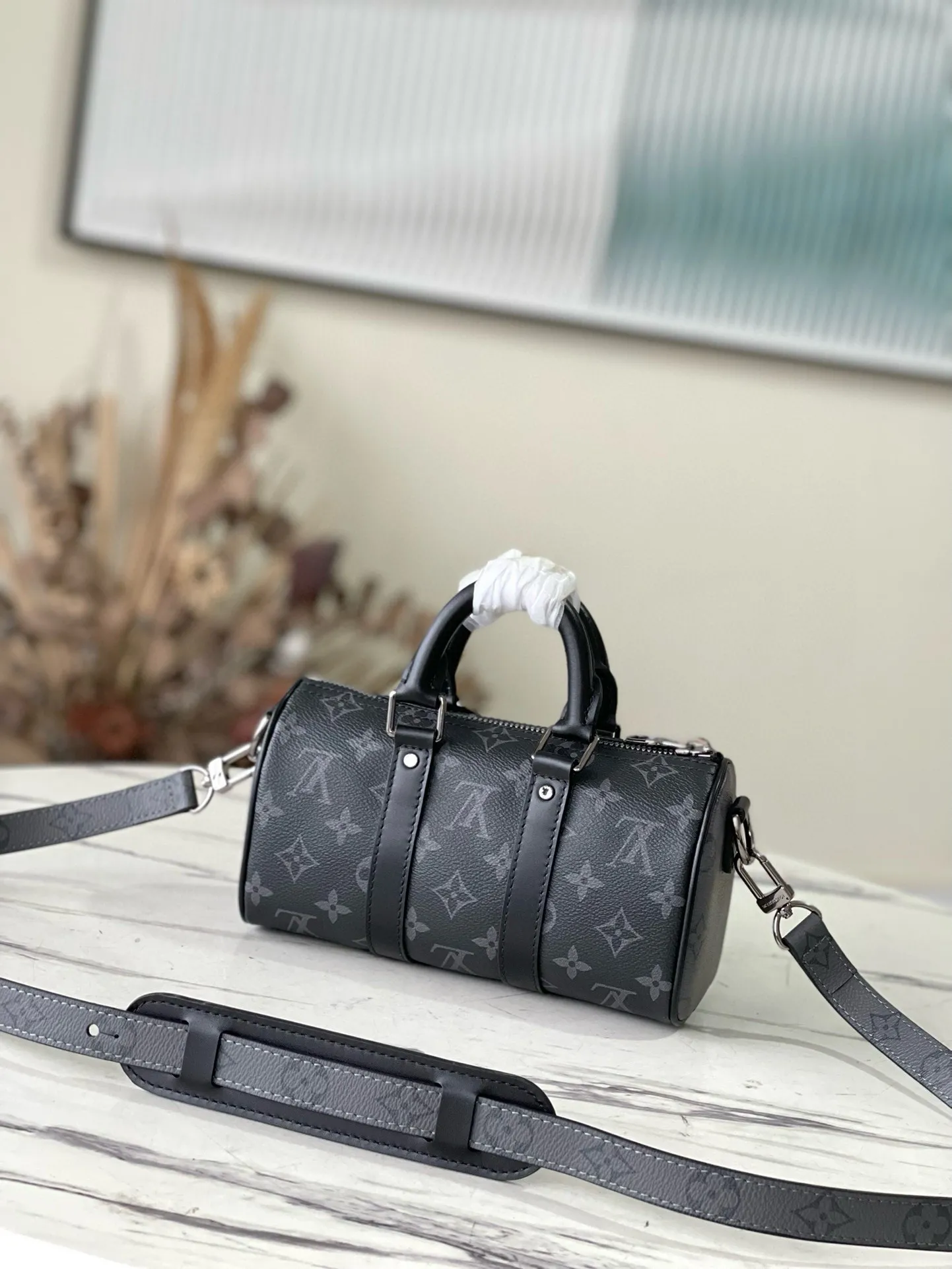 💰780 Top original order M45947 launches the new Keepall XS in Aerogram version, made of black floral leather, restrained and fashionable. Black metal letter logo, leather body with top handle and adjustable shoulder strap, suitable for hand or shoulder carry. Detailed features: 21 x 12 x 9 cm