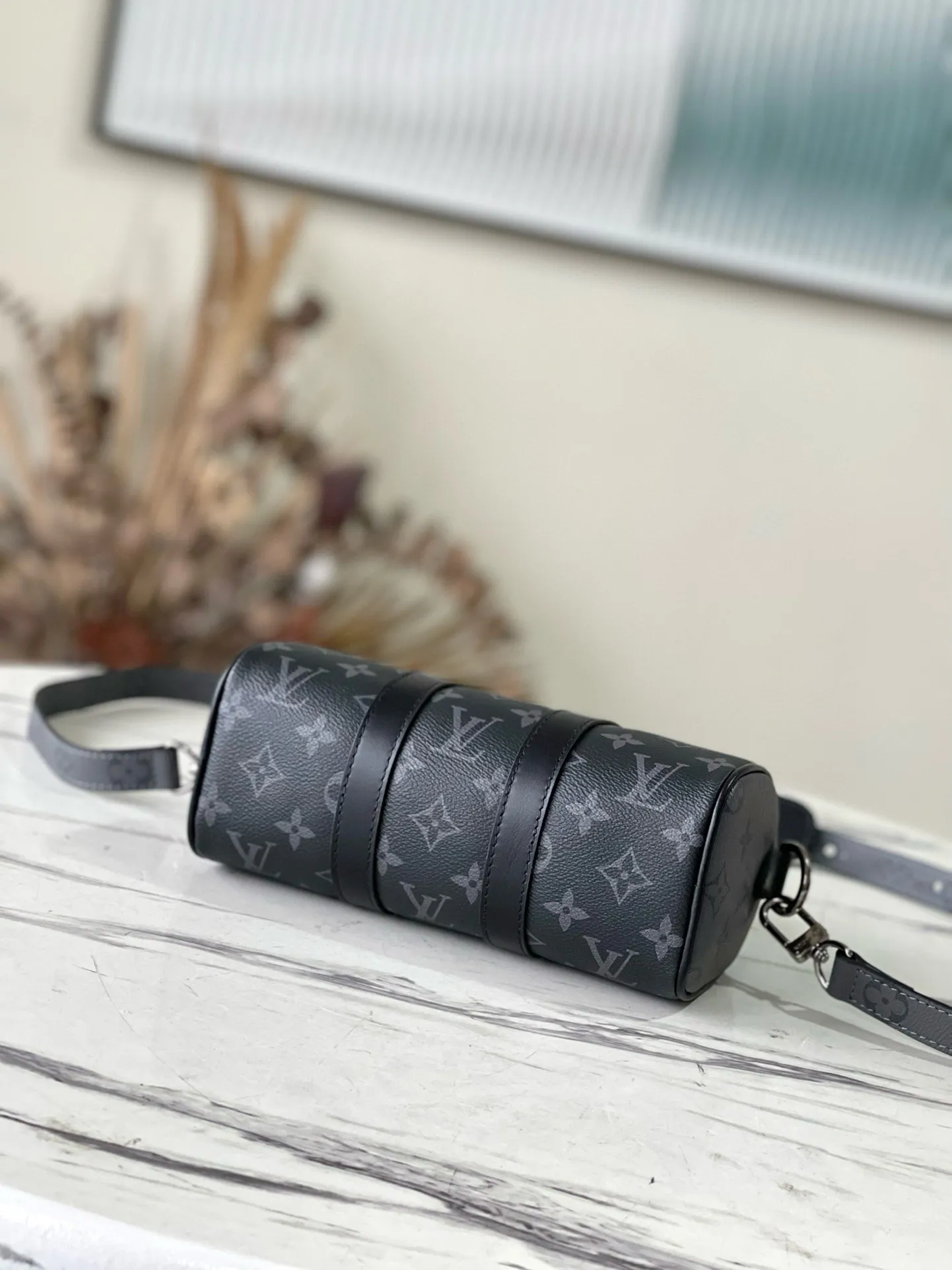 💰780 Top original order M45947 launches the new Keepall XS in Aerogram version, made of black floral leather, restrained and fashionable. Black metal letter logo, leather body with top handle and adjustable shoulder strap, suitable for hand or shoulder carry. Detailed features: 21 x 12 x 9 cm