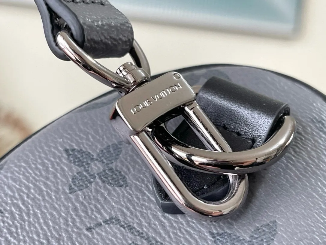 💰780 Top original order M45947 launches the new Keepall XS in Aerogram version, made of black floral leather, restrained and fashionable. Black metal letter logo, leather body with top handle and adjustable shoulder strap, suitable for hand or shoulder carry. Detailed features: 21 x 12 x 9 cm