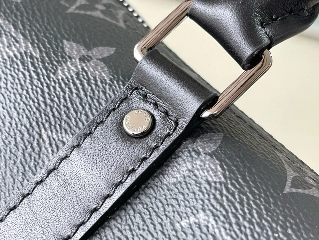💰780 Top original order M45947 launches the new Keepall XS in Aerogram version, made of black floral leather, restrained and fashionable. Black metal letter logo, leather body with top handle and adjustable shoulder strap, suitable for hand or shoulder carry. Detailed features: 21 x 12 x 9 cm