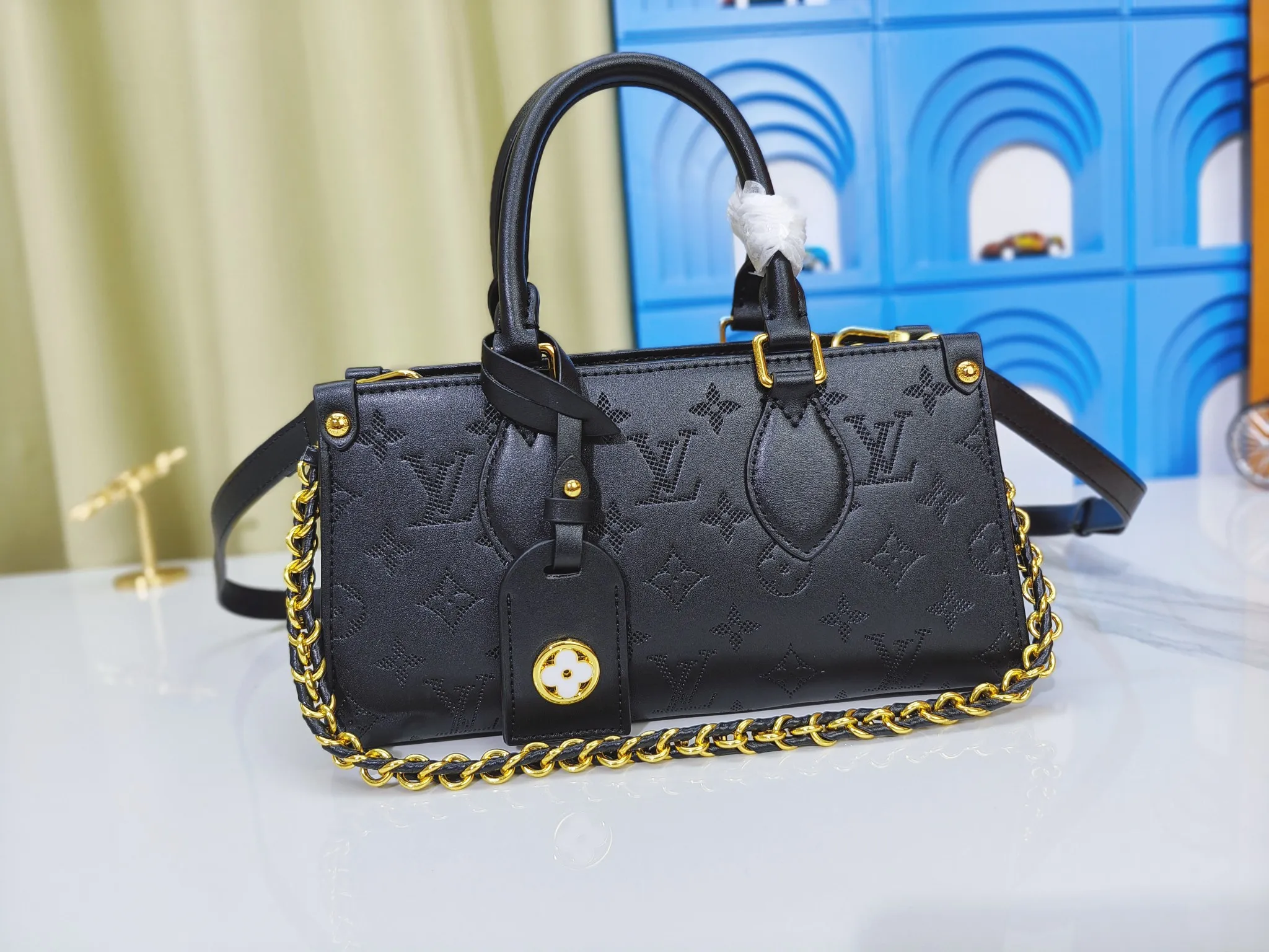 P260💰Upgraded from the original m1274m11273m46653, this onthego east west handbag is made of cow leather to create a slender shape, and the monogram flower nameplate completes the elegant style. Articulated handles and a detachable leather chain strap allow for a variety of carrying options. Dimensions: 25.0x13.0x 10.0 cm (length x height x width)