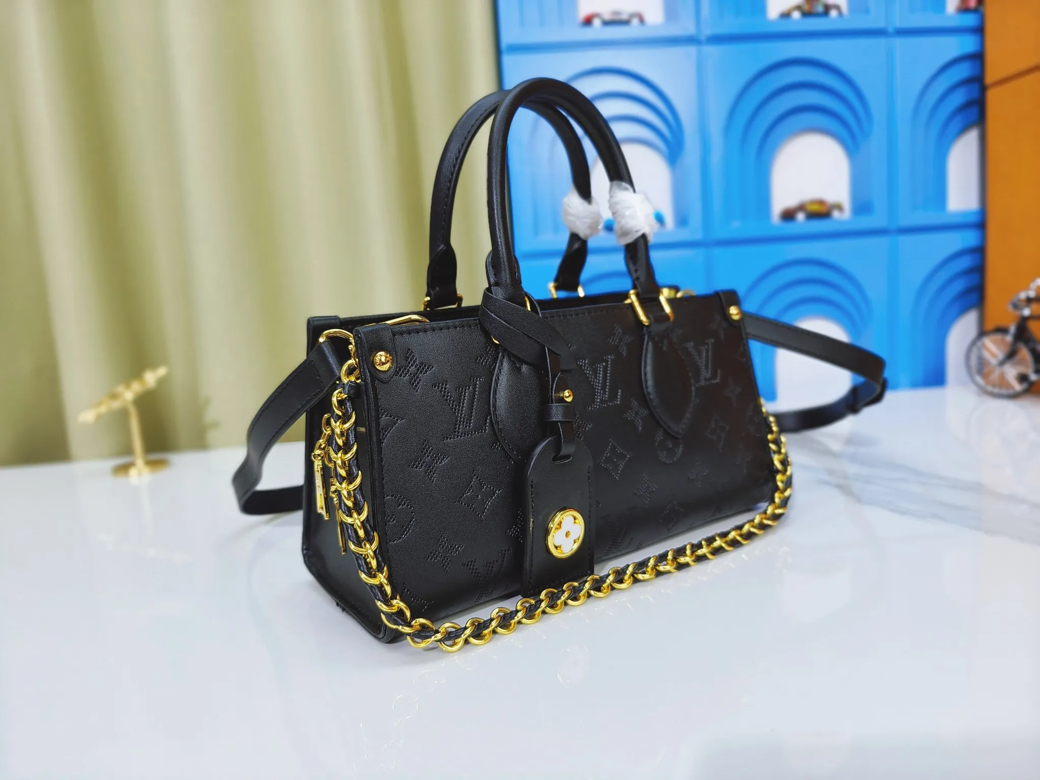 P260💰Upgraded from the original m1274m11273m46653, this onthego east west handbag is made of cow leather to create a slender shape, and the monogram flower nameplate completes the elegant style. Articulated handles and a detachable leather chain strap allow for a variety of carrying options. Dimensions: 25.0x13.0x 10.0 cm (length x height x width)