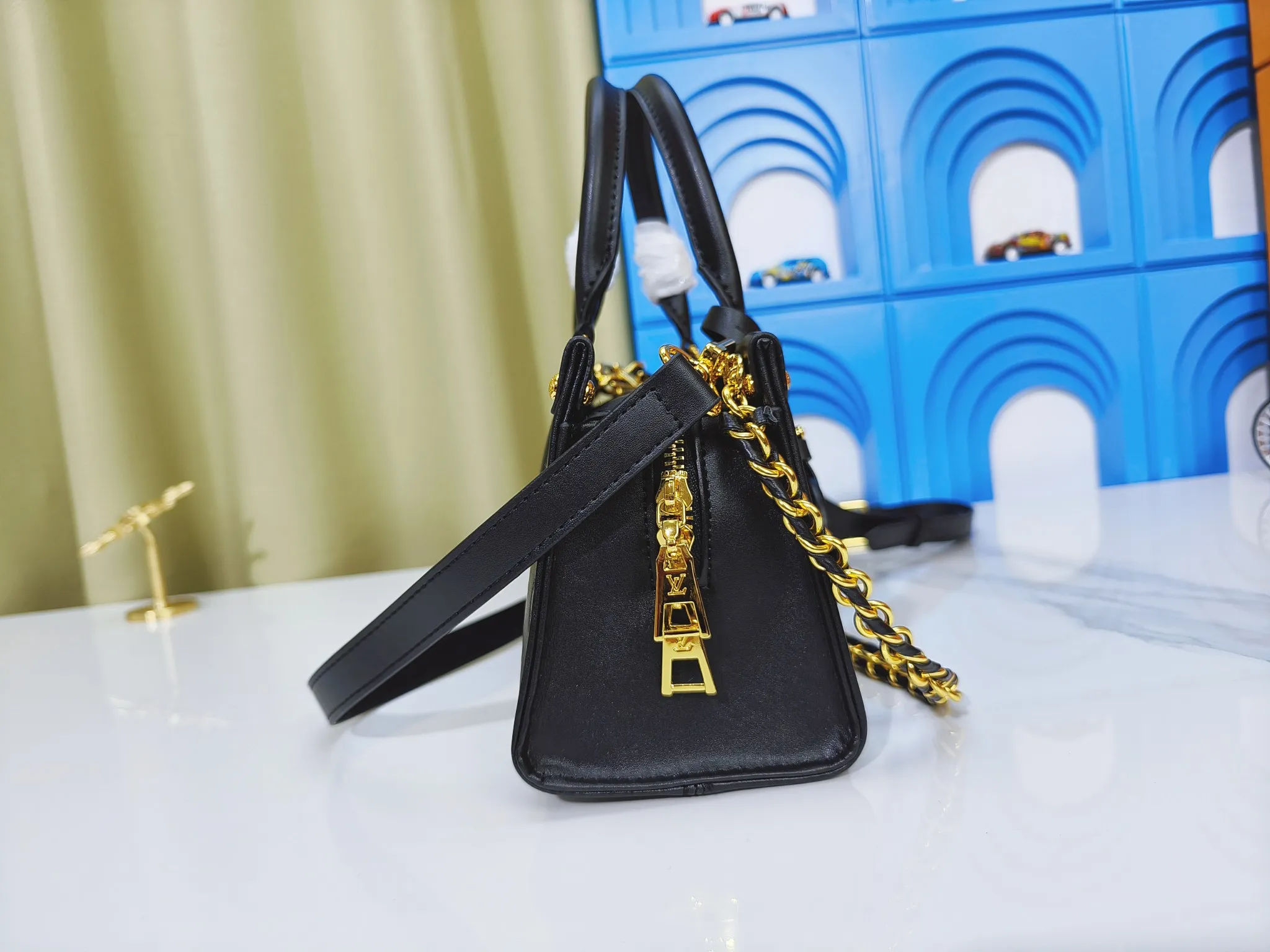 P260💰Upgraded from the original m1274m11273m46653, this onthego east west handbag is made of cow leather to create a slender shape, and the monogram flower nameplate completes the elegant style. Articulated handles and a detachable leather chain strap allow for a variety of carrying options. Dimensions: 25.0x13.0x 10.0 cm (length x height x width)