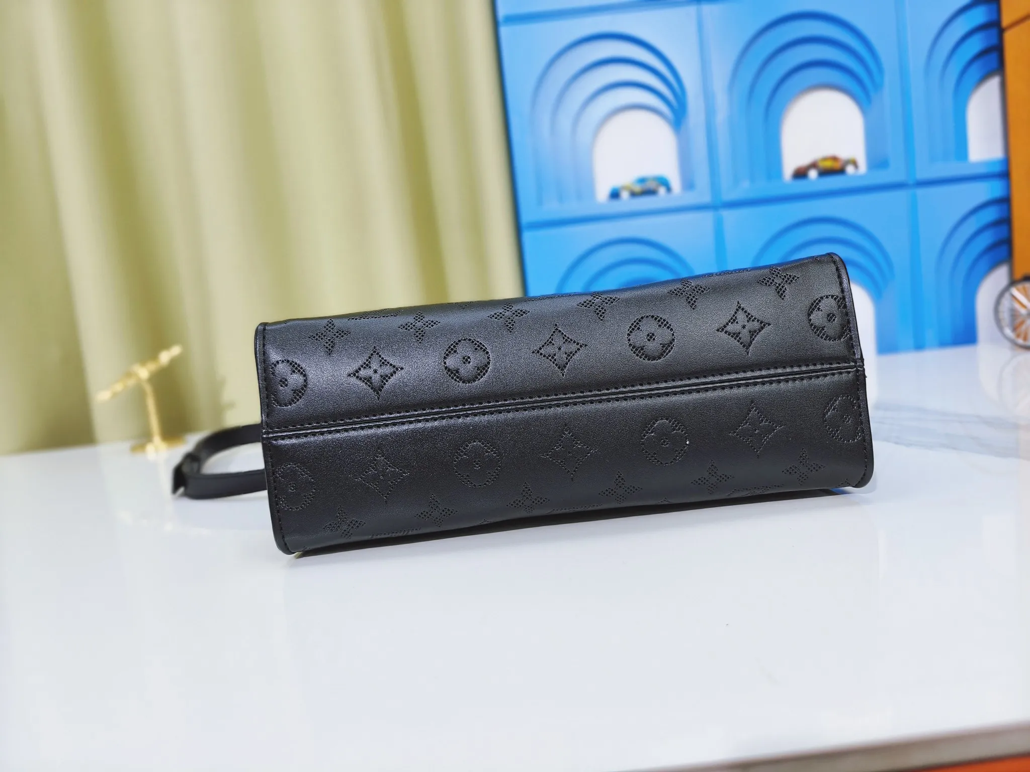 P260💰Upgraded from the original m1274m11273m46653, this onthego east west handbag is made of cow leather to create a slender shape, and the monogram flower nameplate completes the elegant style. Articulated handles and a detachable leather chain strap allow for a variety of carrying options. Dimensions: 25.0x13.0x 10.0 cm (length x height x width)