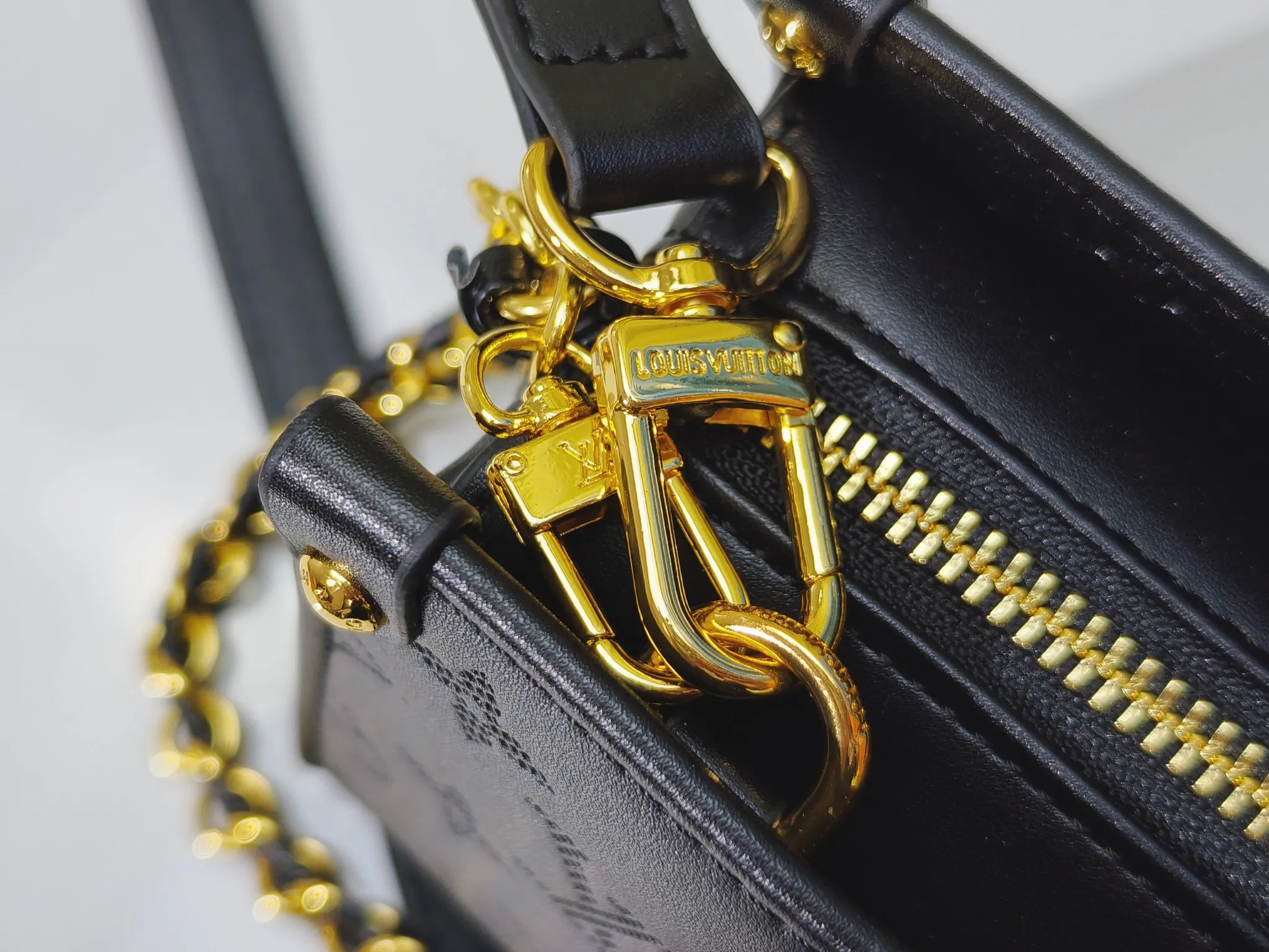 P260💰Upgraded from the original m1274m11273m46653, this onthego east west handbag is made of cow leather to create a slender shape, and the monogram flower nameplate completes the elegant style. Articulated handles and a detachable leather chain strap allow for a variety of carrying options. Dimensions: 25.0x13.0x 10.0 cm (length x height x width)