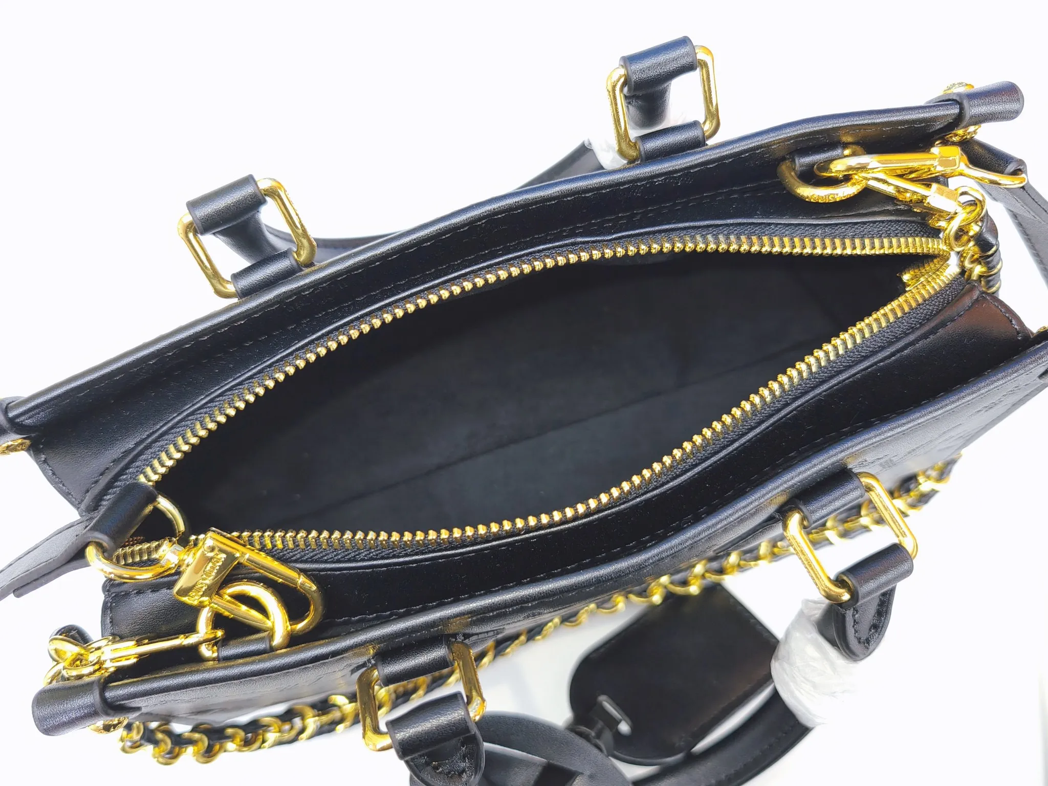 P260💰Upgraded from the original m1274m11273m46653, this onthego east west handbag is made of cow leather to create a slender shape, and the monogram flower nameplate completes the elegant style. Articulated handles and a detachable leather chain strap allow for a variety of carrying options. Dimensions: 25.0x13.0x 10.0 cm (length x height x width)