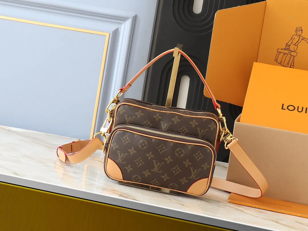 💰240💰Upgraded from the original M14016 M14014 M14013 M14058 M14253 Nil handbag is stylish and compact. It belongs to the Monogram Archive series. The body is made of Monogram coated canvas and decorated with cow leather trim. Combining vintage details with modern elegance, the bag features reinforced corners and Pharrell Williams' new pearl zippers. The detachable handle and strap are flexible and portable. 25.0 x 17.5 x 11.0 cm (length x height x width)