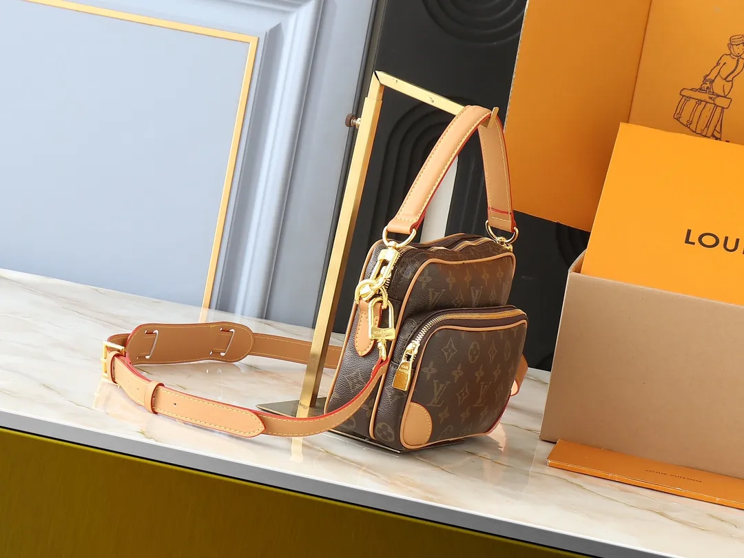 💰240💰Upgraded from the original M14016 M14014 M14013 M14058 M14253 Nil handbag is stylish and compact. It belongs to the Monogram Archive series. The body is made of Monogram coated canvas and decorated with cow leather trim. Combining vintage details with modern elegance, the bag features reinforced corners and Pharrell Williams' new pearl zippers. The detachable handle and strap are flexible and portable. 25.0 x 17.5 x 11.0 cm (length x height x width)