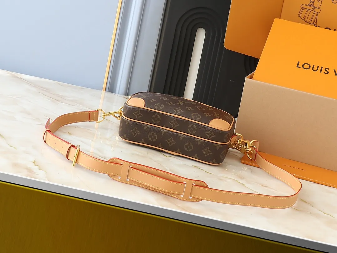 💰240💰Upgraded from the original M14016 M14014 M14013 M14058 M14253 Nil handbag is stylish and compact. It belongs to the Monogram Archive series. The body is made of Monogram coated canvas and decorated with cow leather trim. Combining vintage details with modern elegance, the bag features reinforced corners and Pharrell Williams' new pearl zippers. The detachable handle and strap are flexible and portable. 25.0 x 17.5 x 11.0 cm (length x height x width)