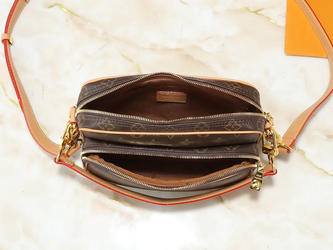 💰240💰Upgraded from the original M14016 M14014 M14013 M14058 M14253 Nil handbag is stylish and compact. It belongs to the Monogram Archive series. The body is made of Monogram coated canvas and decorated with cow leather trim. Combining vintage details with modern elegance, the bag features reinforced corners and Pharrell Williams' new pearl zippers. The detachable handle and strap are flexible and portable. 25.0 x 17.5 x 11.0 cm (length x height x width)