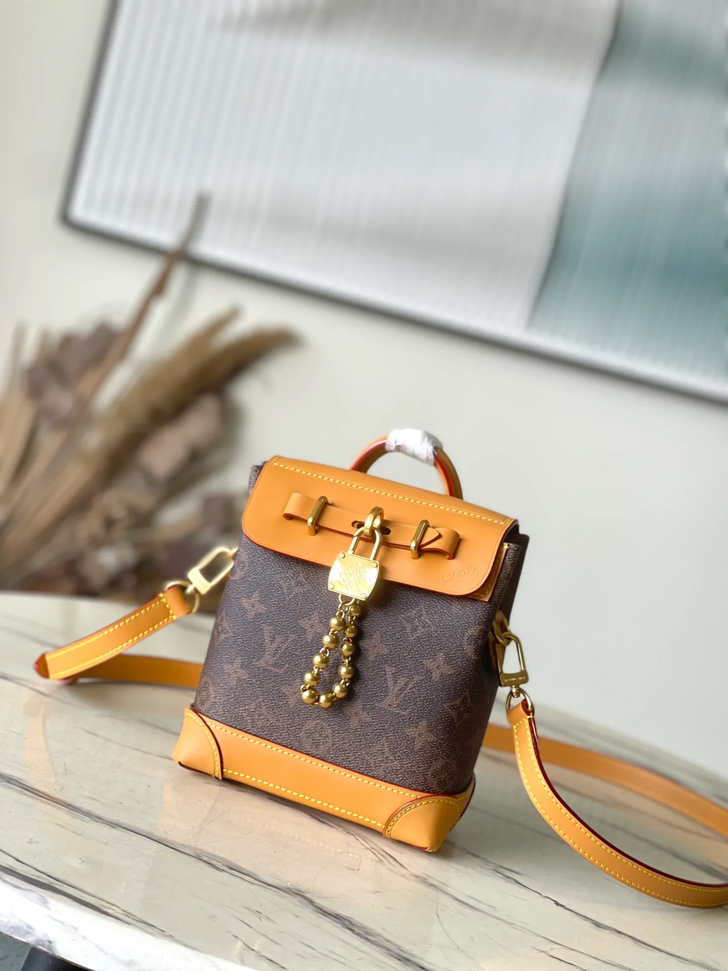 💰1100 Top Original Order M11630 This Steamer 15 handbag presents the trendy configuration of the Steamer handbag in a wallet size, and continues the traditional elements with the top handle, reinforced corners and base, showing Pharrell Wiliams' smart ingenuity. A non-functional padlock expresses the Louis Vuitton Marque Deposee logo, replacing the series' consistent chain and pin closures. Dimensions: 16.5 × 20 × 8,5 cm