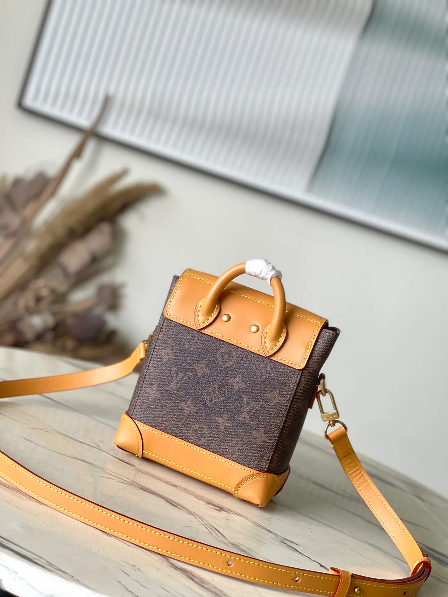 💰1100 Top Original Order M11630 This Steamer 15 handbag presents the trendy configuration of the Steamer handbag in a wallet size, and continues the traditional elements with the top handle, reinforced corners and base, showing Pharrell Wiliams' smart ingenuity. A non-functional padlock expresses the Louis Vuitton Marque Deposee logo, replacing the series' consistent chain and pin closures. Dimensions: 16.5 × 20 × 8,5 cm