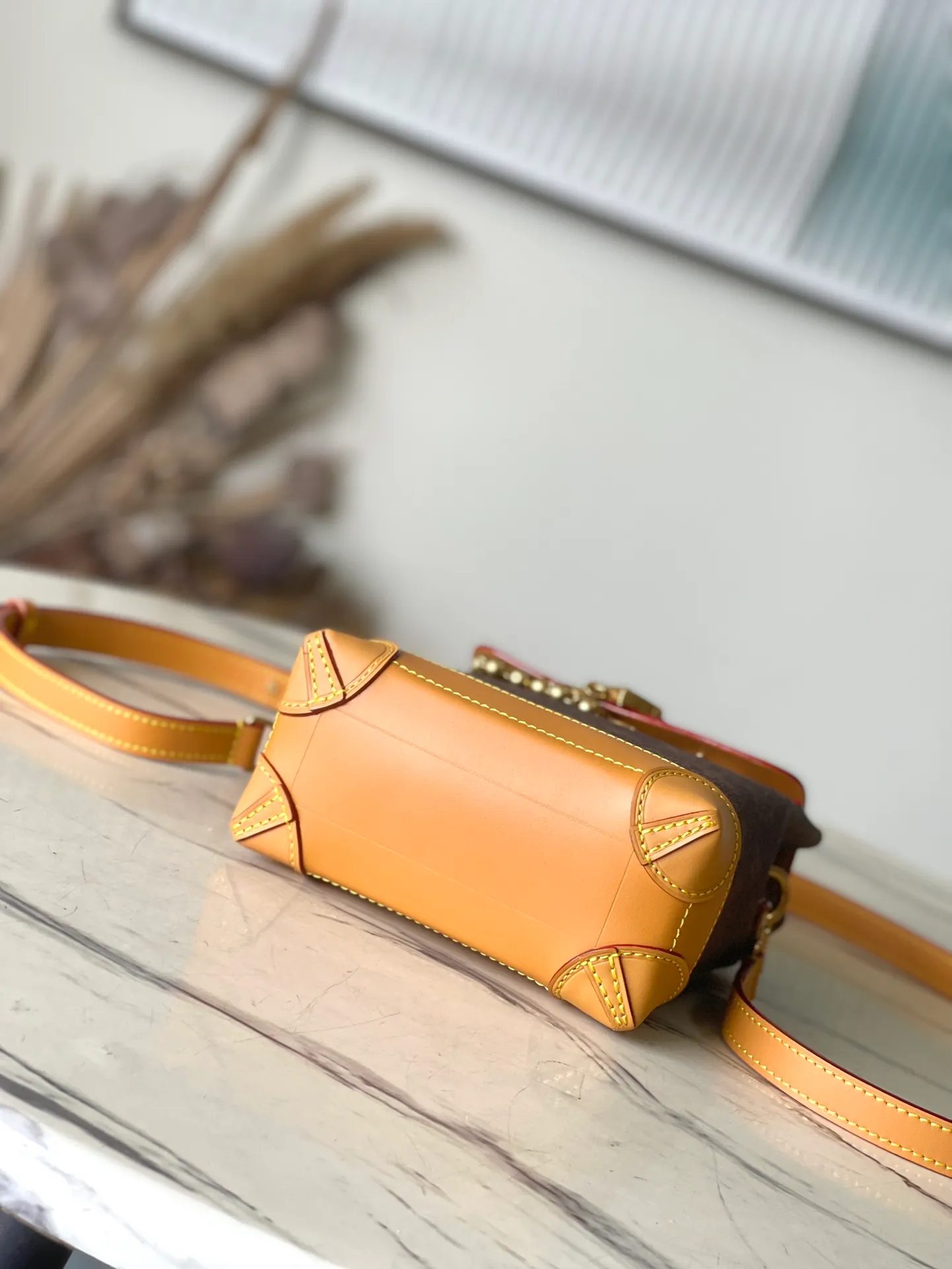 💰1100 Top Original Order M11630 This Steamer 15 handbag presents the trendy configuration of the Steamer handbag in a wallet size, and continues the traditional elements with the top handle, reinforced corners and base, showing Pharrell Wiliams' smart ingenuity. A non-functional padlock expresses the Louis Vuitton Marque Deposee logo, replacing the series' consistent chain and pin closures. Dimensions: 16.5 × 20 × 8,5 cm