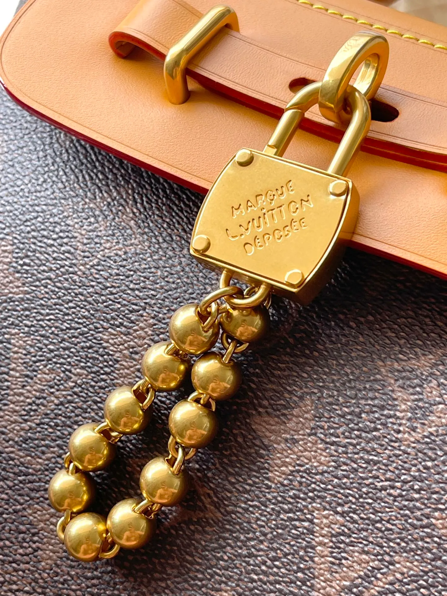 💰1100 Top Original Order M11630 This Steamer 15 handbag presents the trendy configuration of the Steamer handbag in a wallet size, and continues the traditional elements with the top handle, reinforced corners and base, showing Pharrell Wiliams' smart ingenuity. A non-functional padlock expresses the Louis Vuitton Marque Deposee logo, replacing the series' consistent chain and pin closures. Dimensions: 16.5 × 20 × 8,5 cm