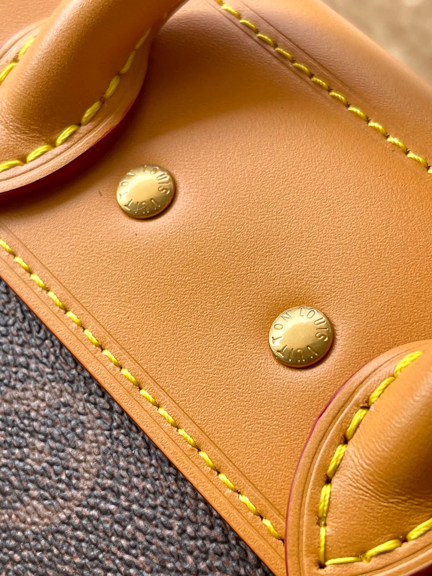 💰1100 Top Original Order M11630 This Steamer 15 handbag presents the trendy configuration of the Steamer handbag in a wallet size, and continues the traditional elements with the top handle, reinforced corners and base, showing Pharrell Wiliams' smart ingenuity. A non-functional padlock expresses the Louis Vuitton Marque Deposee logo, replacing the series' consistent chain and pin closures. Dimensions: 16.5 × 20 × 8,5 cm