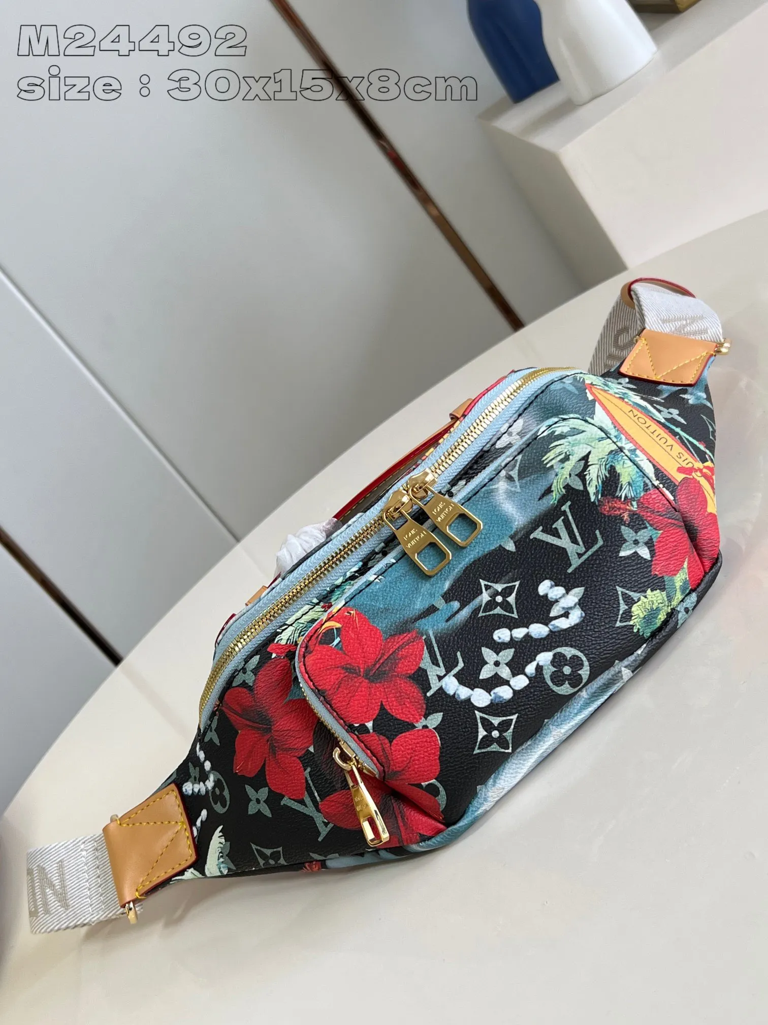 💰940 Top-quality original item [Exclusive real shot M24492] This Rush waist bag is made of Monogram Surfin’ canvas created by Pharrell Williams, making it a perfect choice for daily travel. The form-fitting construction features a main compartment and a zippered front pocket for easy access to your phone, keys and cards, and the adjustable strap allows you to wear it around the waist, over the shoulder or cross-body. 30 x 15 x 8 cm (length x height x width)