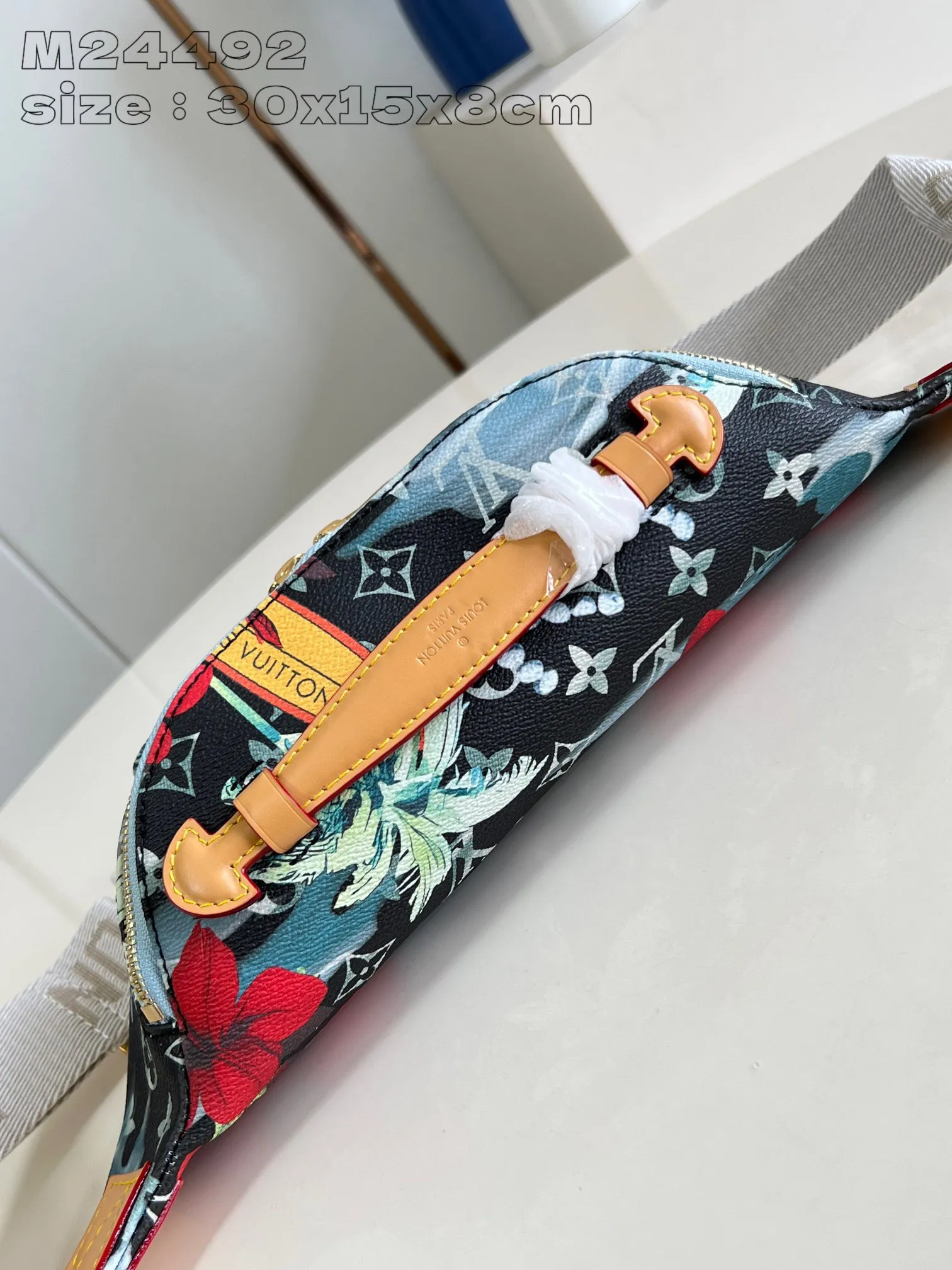 💰940 Top-quality original item [Exclusive real shot M24492] This Rush waist bag is made of Monogram Surfin’ canvas created by Pharrell Williams, making it a perfect choice for daily travel. The form-fitting construction features a main compartment and a zippered front pocket for easy access to your phone, keys and cards, and the adjustable strap allows you to wear it around the waist, over the shoulder or cross-body. 30 x 15 x 8 cm (length x height x width)