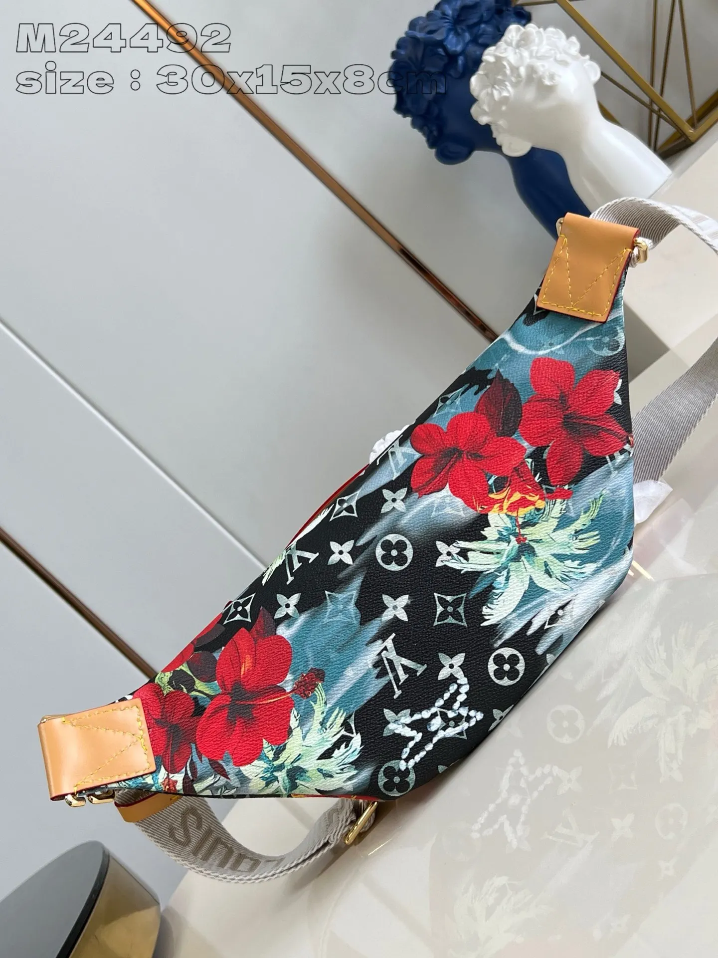 💰940 Top-quality original item [Exclusive real shot M24492] This Rush waist bag is made of Monogram Surfin’ canvas created by Pharrell Williams, making it a perfect choice for daily travel. The form-fitting construction features a main compartment and a zippered front pocket for easy access to your phone, keys and cards, and the adjustable strap allows you to wear it around the waist, over the shoulder or cross-body. 30 x 15 x 8 cm (length x height x width)
