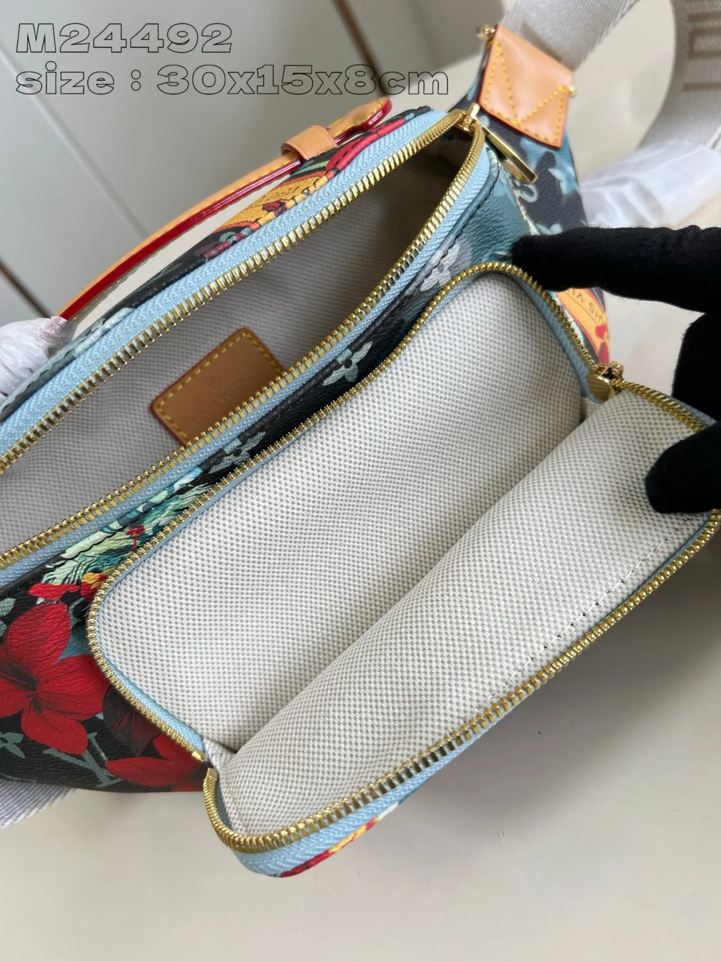 💰940 Top-quality original item [Exclusive real shot M24492] This Rush waist bag is made of Monogram Surfin’ canvas created by Pharrell Williams, making it a perfect choice for daily travel. The form-fitting construction features a main compartment and a zippered front pocket for easy access to your phone, keys and cards, and the adjustable strap allows you to wear it around the waist, over the shoulder or cross-body. 30 x 15 x 8 cm (length x height x width)