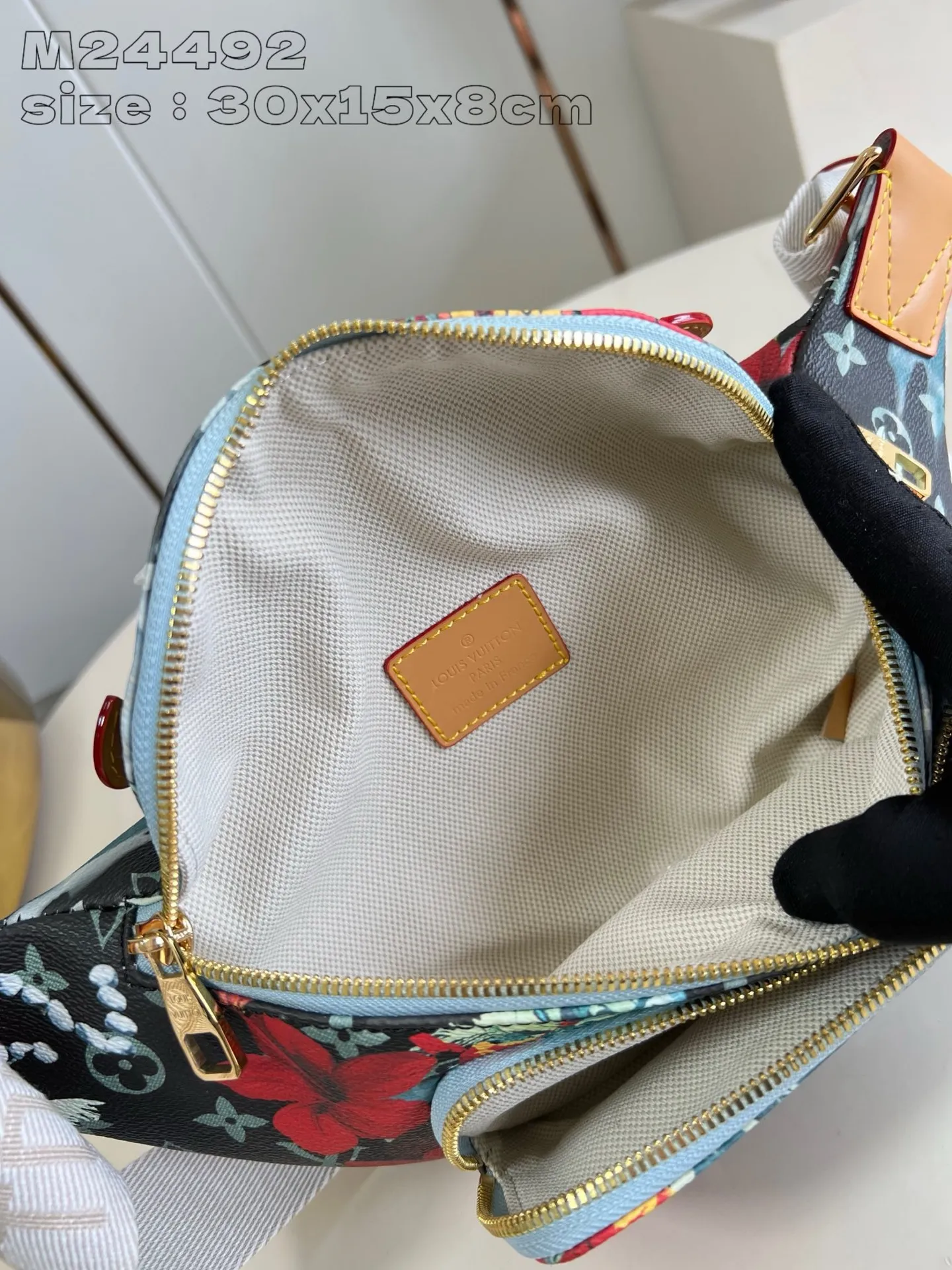 💰940 Top-quality original item [Exclusive real shot M24492] This Rush waist bag is made of Monogram Surfin’ canvas created by Pharrell Williams, making it a perfect choice for daily travel. The form-fitting construction features a main compartment and a zippered front pocket for easy access to your phone, keys and cards, and the adjustable strap allows you to wear it around the waist, over the shoulder or cross-body. 30 x 15 x 8 cm (length x height x width)