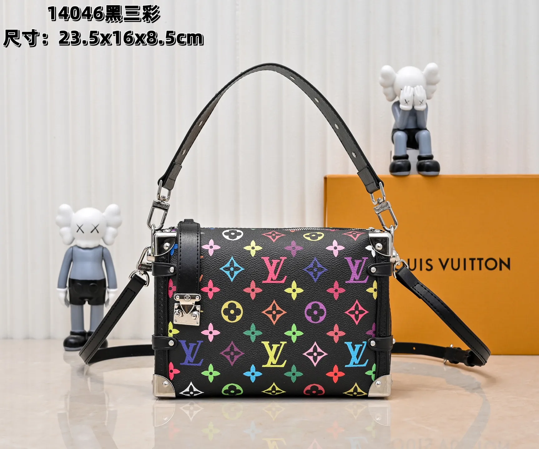 Batch 320💰M14046 M46358 Black Tricolor White Tricolor This Side Trunk medium handbag uses a humorous Monogram pattern to express the smart style of the Louis Vuitton × Murakami reissue series. It is made of soft cow leather with reinforced metal corners and the iconic S-lock lock, and can easily accommodate daily needs. The square shape is a nod to the brand's classic luggage, and the removable studded handle and shoulder strap allow for flexible carrying. Size: 23.5x16x8.5cm