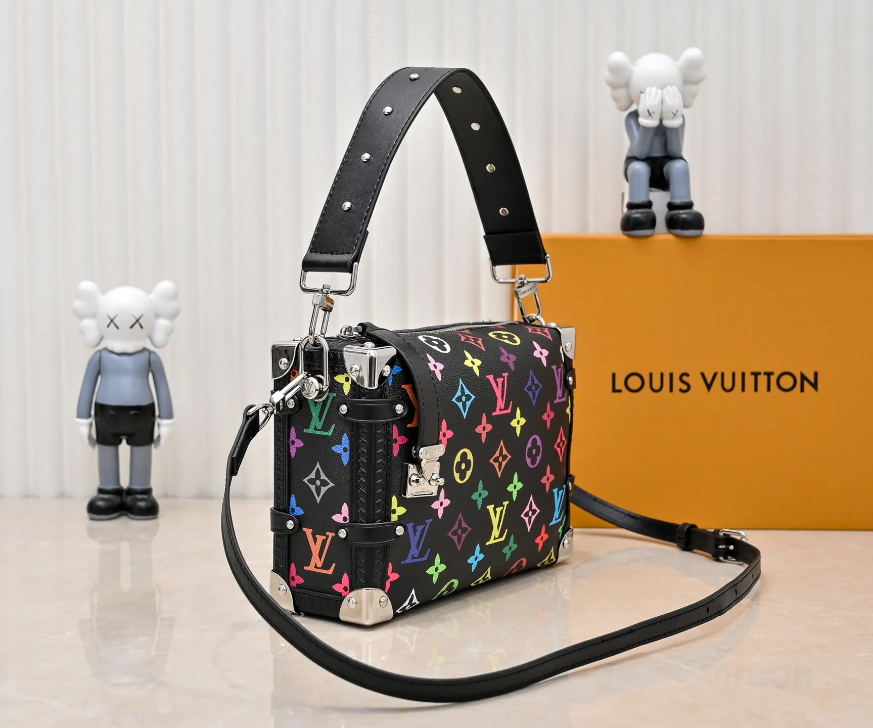 Batch 320💰M14046 M46358 Black Tricolor White Tricolor This Side Trunk medium handbag uses a humorous Monogram pattern to express the smart style of the Louis Vuitton × Murakami reissue series. It is made of soft cow leather with reinforced metal corners and the iconic S-lock lock, and can easily accommodate daily needs. The square shape is a nod to the brand's classic luggage, and the removable studded handle and shoulder strap allow for flexible carrying. Size: 23.5x16x8.5cm