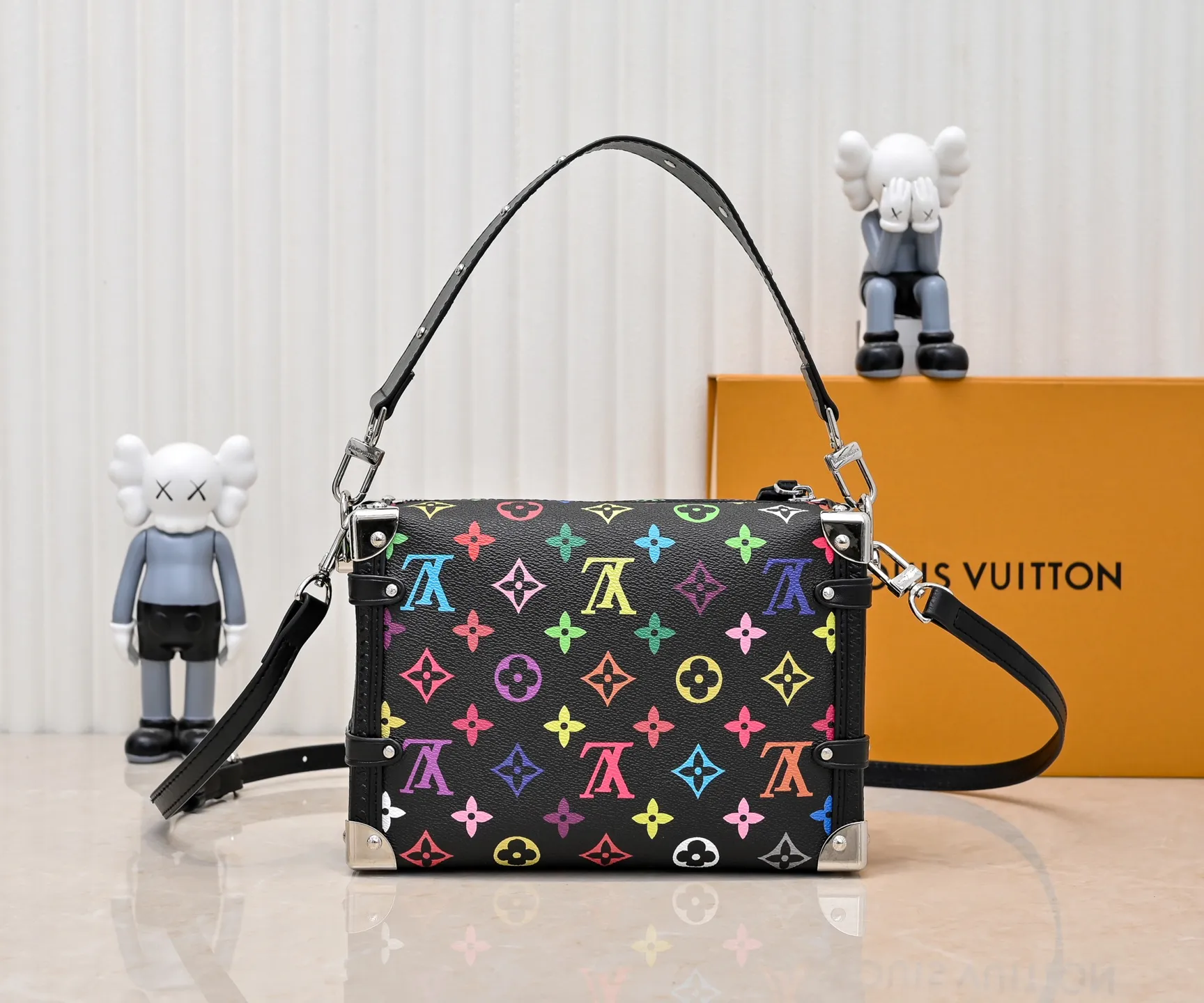 Batch 320💰M14046 M46358 Black Tricolor White Tricolor This Side Trunk medium handbag uses a humorous Monogram pattern to express the smart style of the Louis Vuitton × Murakami reissue series. It is made of soft cow leather with reinforced metal corners and the iconic S-lock lock, and can easily accommodate daily needs. The square shape is a nod to the brand's classic luggage, and the removable studded handle and shoulder strap allow for flexible carrying. Size: 23.5x16x8.5cm