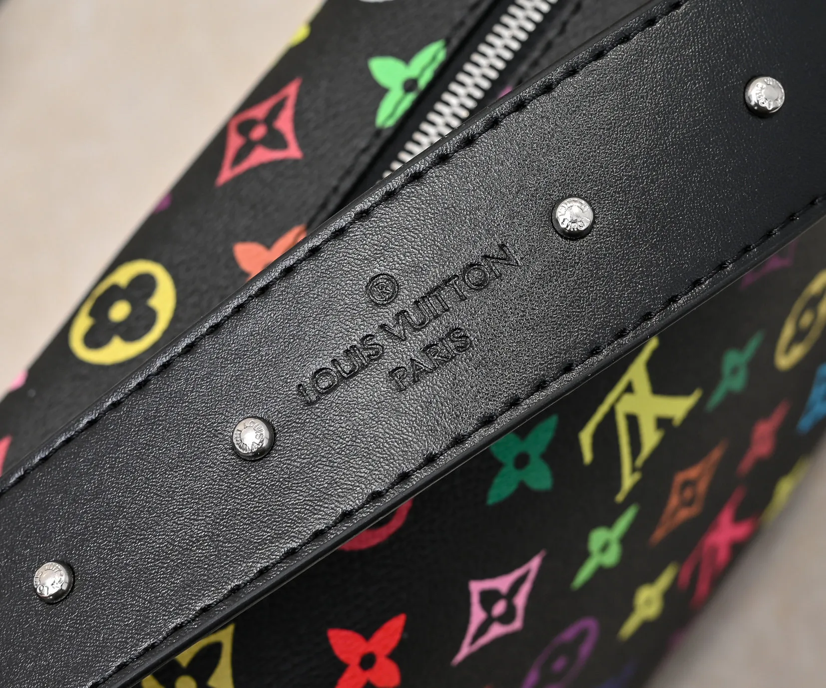 Batch 320💰M14046 M46358 Black Tricolor White Tricolor This Side Trunk medium handbag uses a humorous Monogram pattern to express the smart style of the Louis Vuitton × Murakami reissue series. It is made of soft cow leather with reinforced metal corners and the iconic S-lock lock, and can easily accommodate daily needs. The square shape is a nod to the brand's classic luggage, and the removable studded handle and shoulder strap allow for flexible carrying. Size: 23.5x16x8.5cm