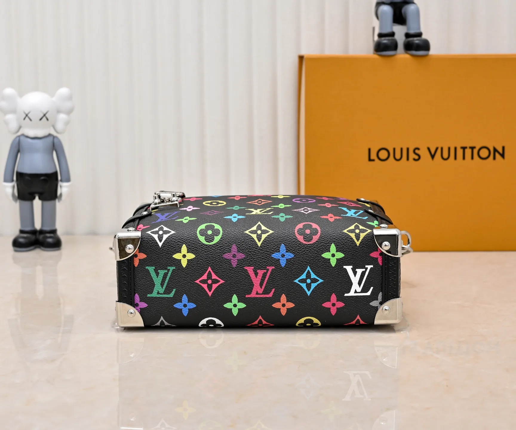 Batch 320💰M14046 M46358 Black Tricolor White Tricolor This Side Trunk medium handbag uses a humorous Monogram pattern to express the smart style of the Louis Vuitton × Murakami reissue series. It is made of soft cow leather with reinforced metal corners and the iconic S-lock lock, and can easily accommodate daily needs. The square shape is a nod to the brand's classic luggage, and the removable studded handle and shoulder strap allow for flexible carrying. Size: 23.5x16x8.5cm