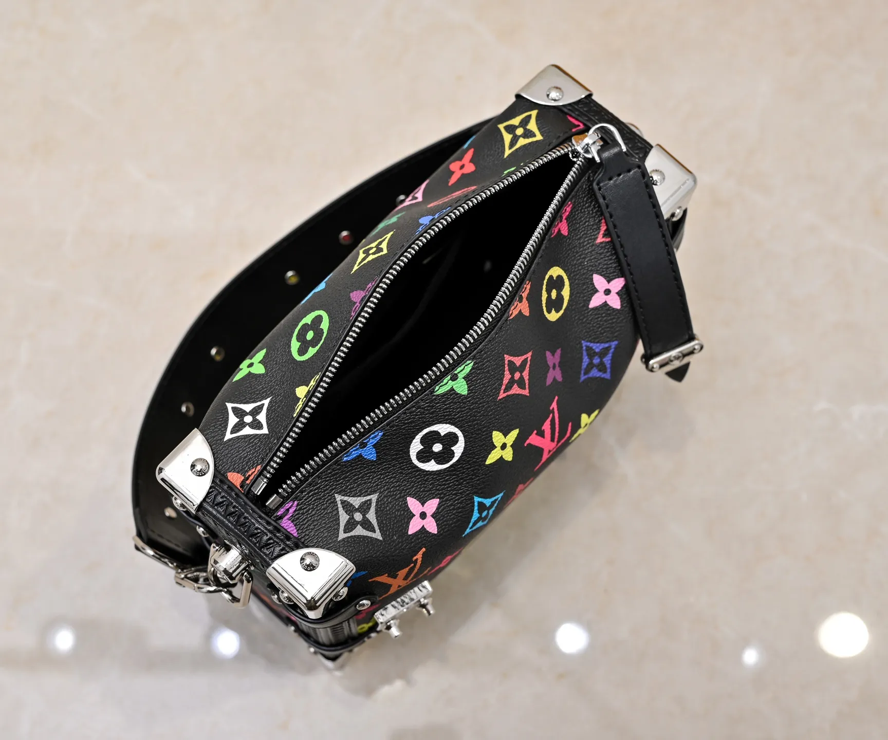 Batch 320💰M14046 M46358 Black Tricolor White Tricolor This Side Trunk medium handbag uses a humorous Monogram pattern to express the smart style of the Louis Vuitton × Murakami reissue series. It is made of soft cow leather with reinforced metal corners and the iconic S-lock lock, and can easily accommodate daily needs. The square shape is a nod to the brand's classic luggage, and the removable studded handle and shoulder strap allow for flexible carrying. Size: 23.5x16x8.5cm