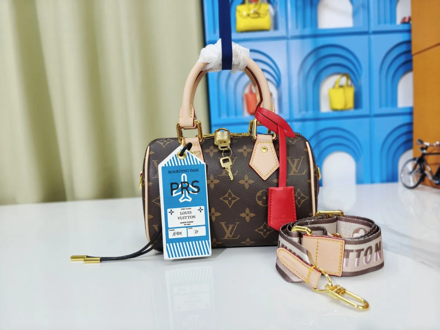P230💰 M46222.M46234.M45957.M45948Presbyopia This Speedy Bandoulière 20 handbag is made of Monogram canvas, cow leather trim and fabric lining. It continues the classic design of Louis Vuitton Speedy travel bag in a compact size. It is equipped with rolled leather handles and a detachable and adjustable fabric shoulder strap embellished with the brand's logo texture. Detailed features 20.5 x 13.5 x 12 cm (length x height x width)
