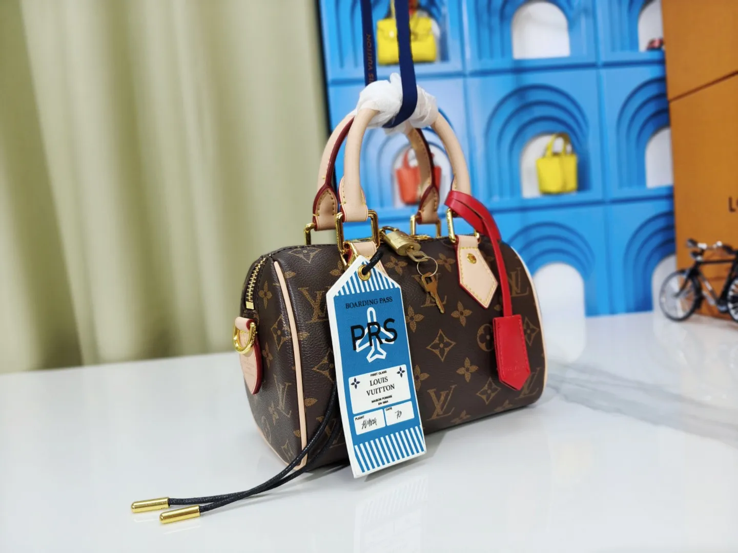 P230💰 M46222.M46234.M45957.M45948Presbyopia This Speedy Bandoulière 20 handbag is made of Monogram canvas, cow leather trim and fabric lining. It continues the classic design of Louis Vuitton Speedy travel bag in a compact size. It is equipped with rolled leather handles and a detachable and adjustable fabric shoulder strap embellished with the brand's logo texture. Detailed features 20.5 x 13.5 x 12 cm (length x height x width)