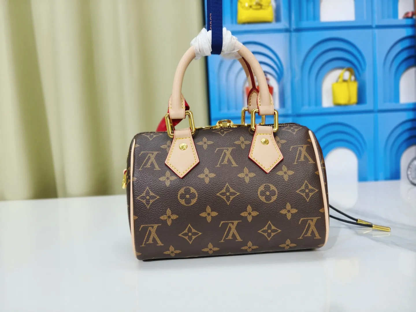 P230💰 M46222.M46234.M45957.M45948Presbyopia This Speedy Bandoulière 20 handbag is made of Monogram canvas, cow leather trim and fabric lining. It continues the classic design of Louis Vuitton Speedy travel bag in a compact size. It is equipped with rolled leather handles and a detachable and adjustable fabric shoulder strap embellished with the brand's logo texture. Detailed features 20.5 x 13.5 x 12 cm (length x height x width)