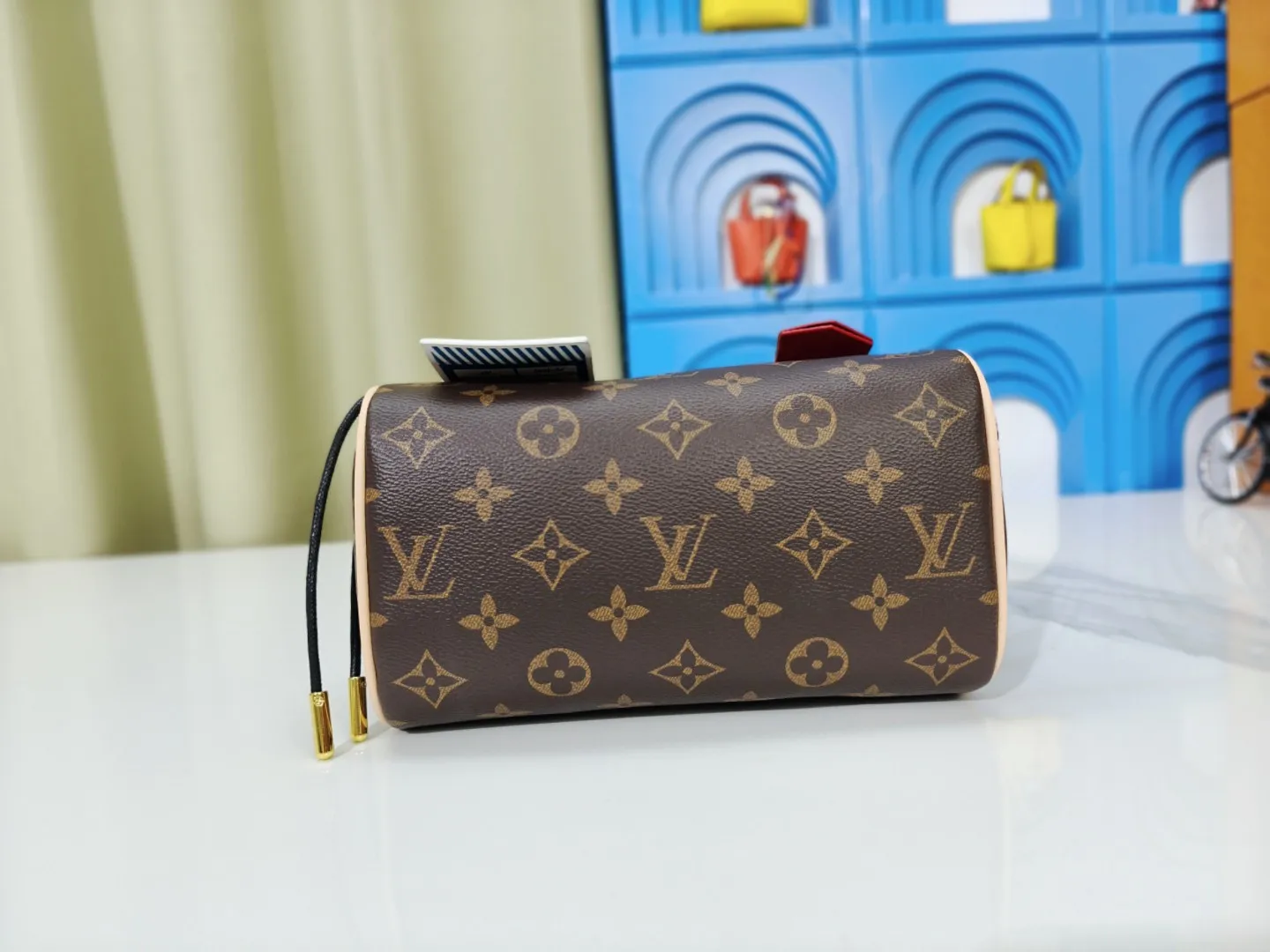 P230💰 M46222.M46234.M45957.M45948Presbyopia This Speedy Bandoulière 20 handbag is made of Monogram canvas, cow leather trim and fabric lining. It continues the classic design of Louis Vuitton Speedy travel bag in a compact size. It is equipped with rolled leather handles and a detachable and adjustable fabric shoulder strap embellished with the brand's logo texture. Detailed features 20.5 x 13.5 x 12 cm (length x height x width)