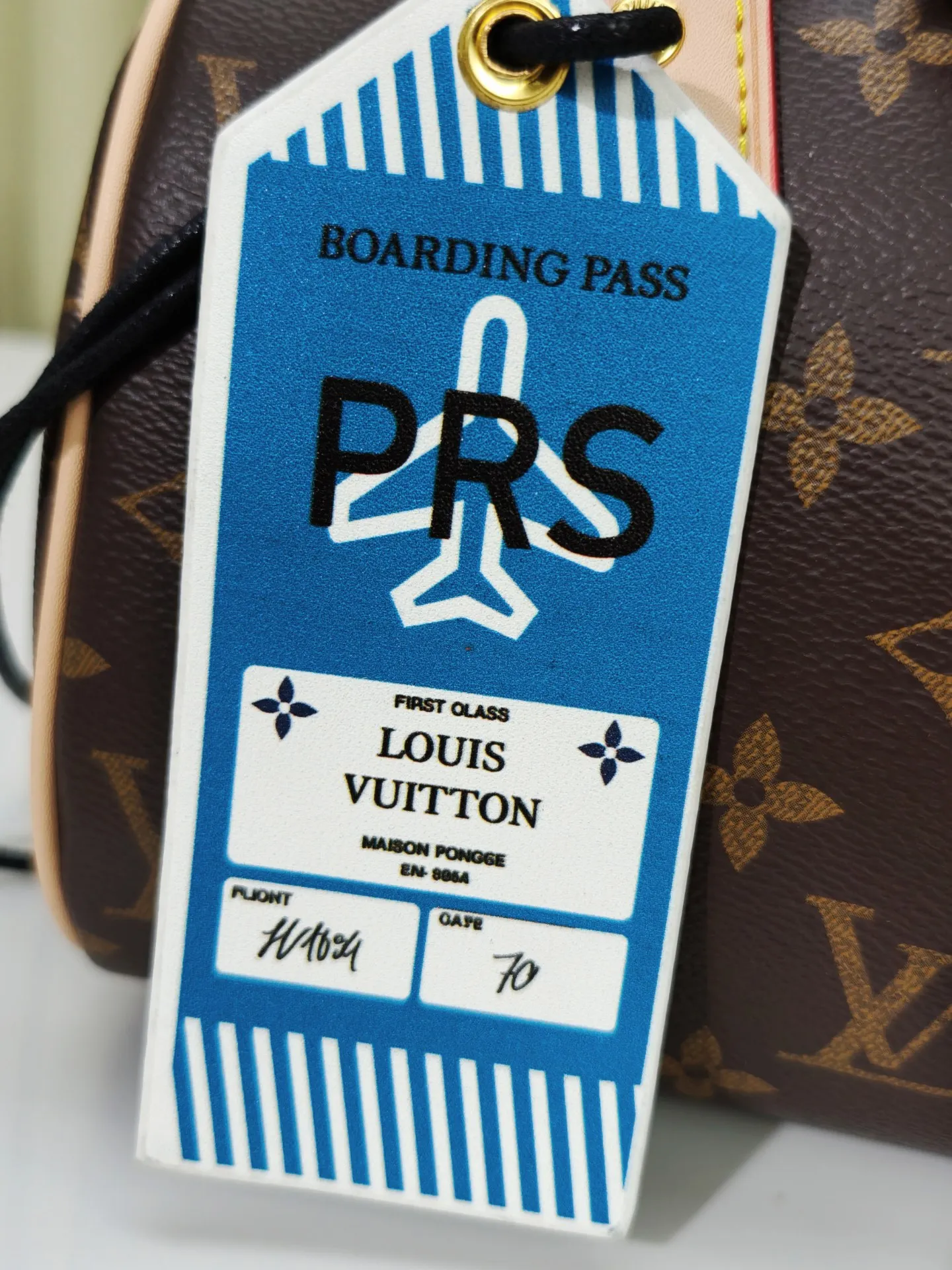 P230💰 M46222.M46234.M45957.M45948Presbyopia This Speedy Bandoulière 20 handbag is made of Monogram canvas, cow leather trim and fabric lining. It continues the classic design of Louis Vuitton Speedy travel bag in a compact size. It is equipped with rolled leather handles and a detachable and adjustable fabric shoulder strap embellished with the brand's logo texture. Detailed features 20.5 x 13.5 x 12 cm (length x height x width)