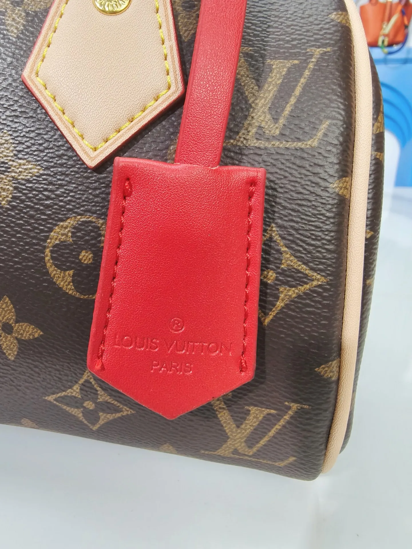 P230💰 M46222.M46234.M45957.M45948Presbyopia This Speedy Bandoulière 20 handbag is made of Monogram canvas, cow leather trim and fabric lining. It continues the classic design of Louis Vuitton Speedy travel bag in a compact size. It is equipped with rolled leather handles and a detachable and adjustable fabric shoulder strap embellished with the brand's logo texture. Detailed features 20.5 x 13.5 x 12 cm (length x height x width)