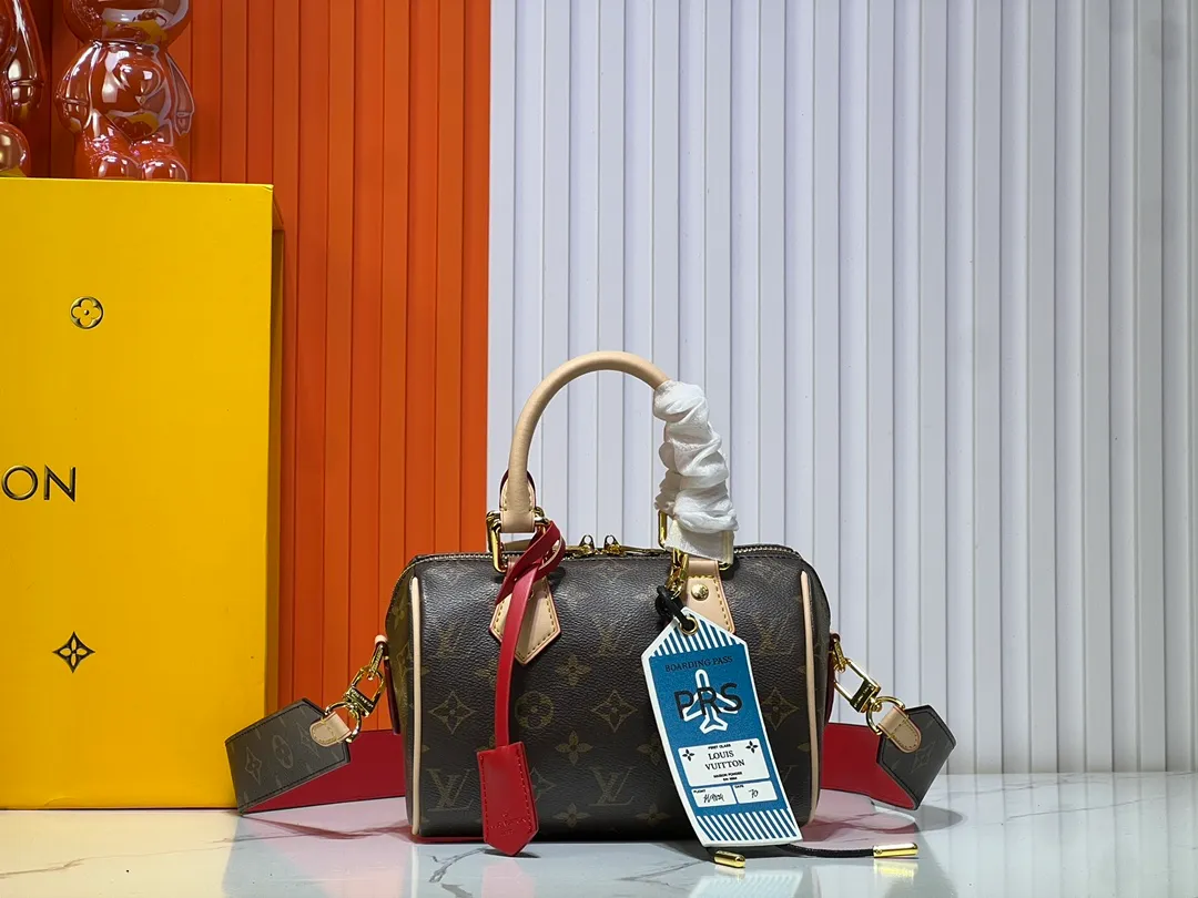 Batch 280💰M45957.M58953 This Speedy Bandoulière 20 handbag is made of Monogram canvas, cow leather trim and fabric lining. It continues the classic design of Louis Vuitton Speedy travel bag in a compact size. It is equipped with rolled leather handles and a detachable and adjustable fabric shoulder strap embellished with brand logo texture. Detailed features 20.5 x 13.5 x 12 cm (length x height x width)