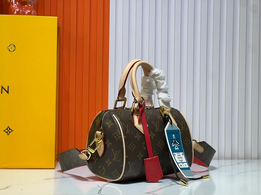 Batch 280💰M45957.M58953 This Speedy Bandoulière 20 handbag is made of Monogram canvas, cow leather trim and fabric lining. It continues the classic design of Louis Vuitton Speedy travel bag in a compact size. It is equipped with rolled leather handles and a detachable and adjustable fabric shoulder strap embellished with brand logo texture. Detailed features 20.5 x 13.5 x 12 cm (length x height x width)