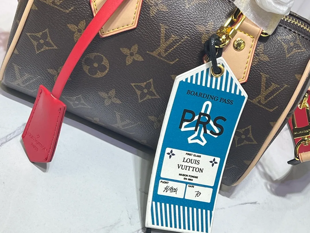 Batch 280💰M45957.M58953 This Speedy Bandoulière 20 handbag is made of Monogram canvas, cow leather trim and fabric lining. It continues the classic design of Louis Vuitton Speedy travel bag in a compact size. It is equipped with rolled leather handles and a detachable and adjustable fabric shoulder strap embellished with brand logo texture. Detailed features 20.5 x 13.5 x 12 cm (length x height x width)