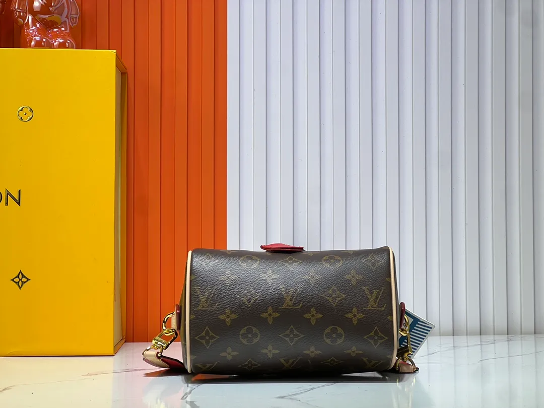 Batch 280💰M45957.M58953 This Speedy Bandoulière 20 handbag is made of Monogram canvas, cow leather trim and fabric lining. It continues the classic design of Louis Vuitton Speedy travel bag in a compact size. It is equipped with rolled leather handles and a detachable and adjustable fabric shoulder strap embellished with brand logo texture. Detailed features 20.5 x 13.5 x 12 cm (length x height x width)