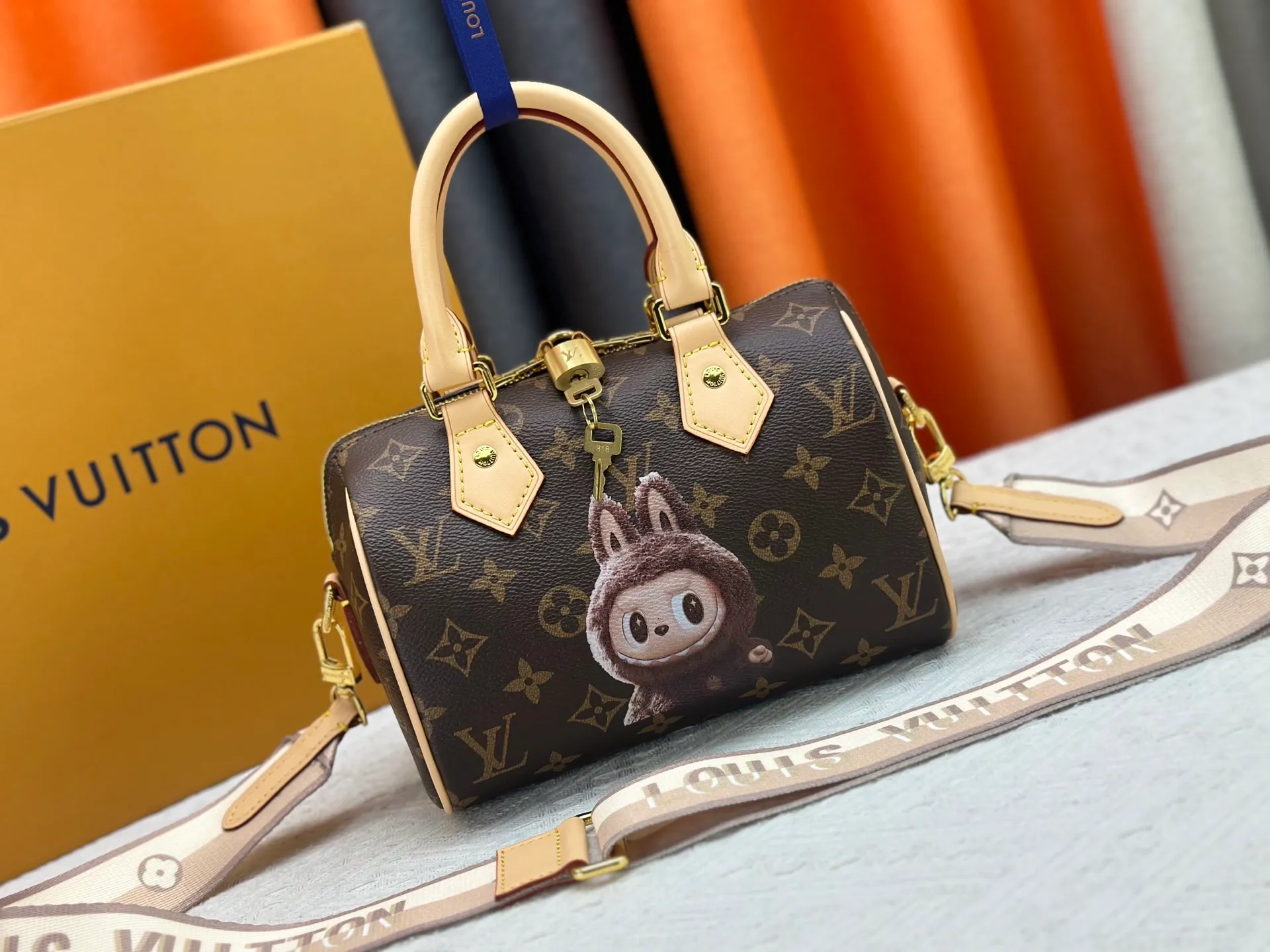 P280 Upgraded original la bubu M13365 M58953 M46234 M46222 Speedy Bandoulière 20 handbag is made of soft coated canvas, and the full-length Monogram pattern is traced in colorful rainbow tones, highlighting the smart style of the Louis Vuitton x Murakami reissue series. The Toron handle and detachable shoulder strap are constructed of cow leather, the metal corners recall classic luggage elements, and the bow-shaped key bag and padlock add brand touches. Dimensions: 20.5 x 13.5 x 12.0 cm (length x height x width)