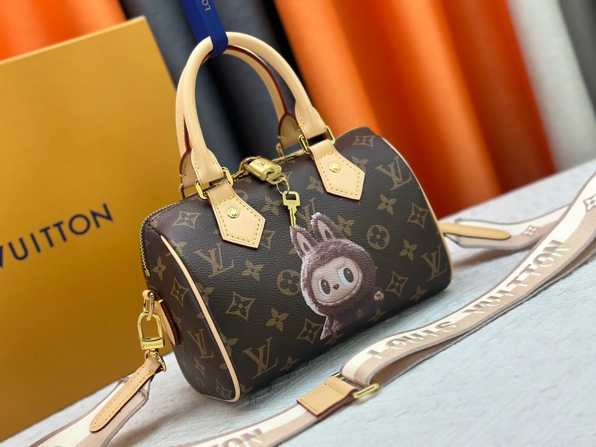 P280 Upgraded original la bubu M13365 M58953 M46234 M46222 Speedy Bandoulière 20 handbag is made of soft coated canvas, and the full-length Monogram pattern is traced in colorful rainbow tones, highlighting the smart style of the Louis Vuitton x Murakami reissue series. The Toron handle and detachable shoulder strap are constructed of cow leather, the metal corners recall classic luggage elements, and the bow-shaped key bag and padlock add brand touches. Dimensions: 20.5 x 13.5 x 12.0 cm (length x height x width)