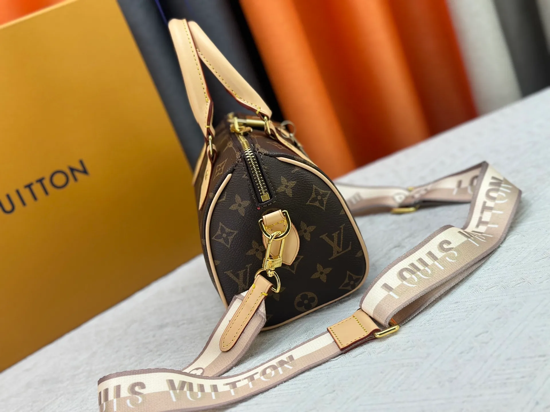 P280 Upgraded original la bubu M13365 M58953 M46234 M46222 Speedy Bandoulière 20 handbag is made of soft coated canvas, and the full-length Monogram pattern is traced in colorful rainbow tones, highlighting the smart style of the Louis Vuitton x Murakami reissue series. The Toron handle and detachable shoulder strap are constructed of cow leather, the metal corners recall classic luggage elements, and the bow-shaped key bag and padlock add brand touches. Dimensions: 20.5 x 13.5 x 12.0 cm (length x height x width)