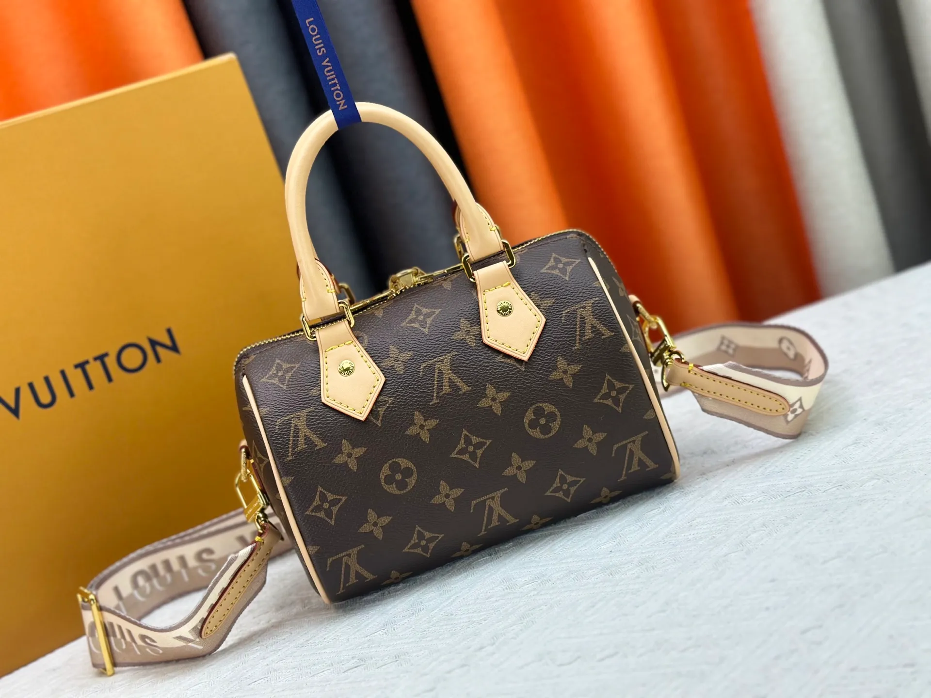 P280 Upgraded original la bubu M13365 M58953 M46234 M46222 Speedy Bandoulière 20 handbag is made of soft coated canvas, and the full-length Monogram pattern is traced in colorful rainbow tones, highlighting the smart style of the Louis Vuitton x Murakami reissue series. The Toron handle and detachable shoulder strap are constructed of cow leather, the metal corners recall classic luggage elements, and the bow-shaped key bag and padlock add brand touches. Dimensions: 20.5 x 13.5 x 12.0 cm (length x height x width)