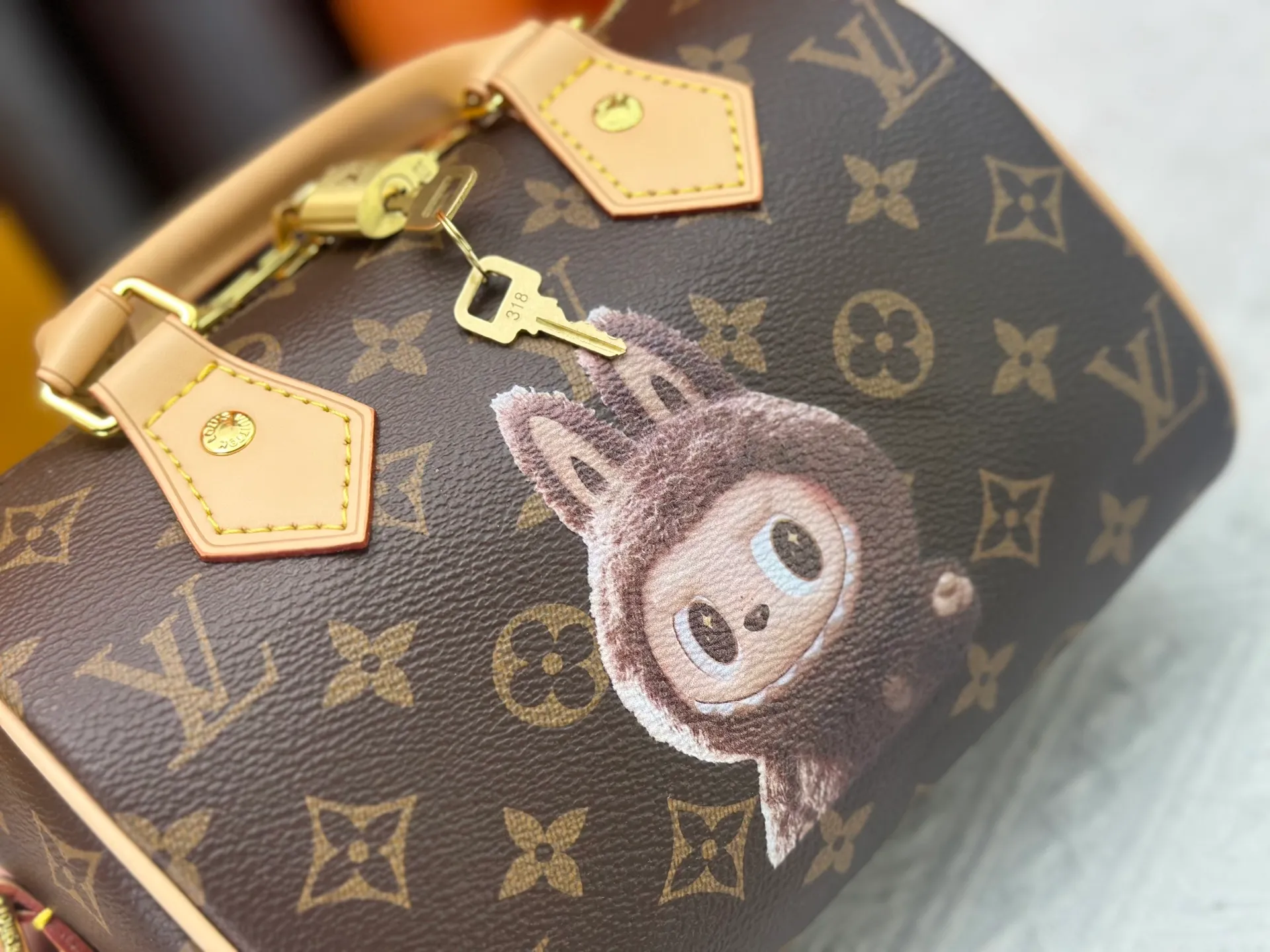 P280 Upgraded original la bubu M13365 M58953 M46234 M46222 Speedy Bandoulière 20 handbag is made of soft coated canvas, and the full-length Monogram pattern is traced in colorful rainbow tones, highlighting the smart style of the Louis Vuitton x Murakami reissue series. The Toron handle and detachable shoulder strap are constructed of cow leather, the metal corners recall classic luggage elements, and the bow-shaped key bag and padlock add brand touches. Dimensions: 20.5 x 13.5 x 12.0 cm (length x height x width)