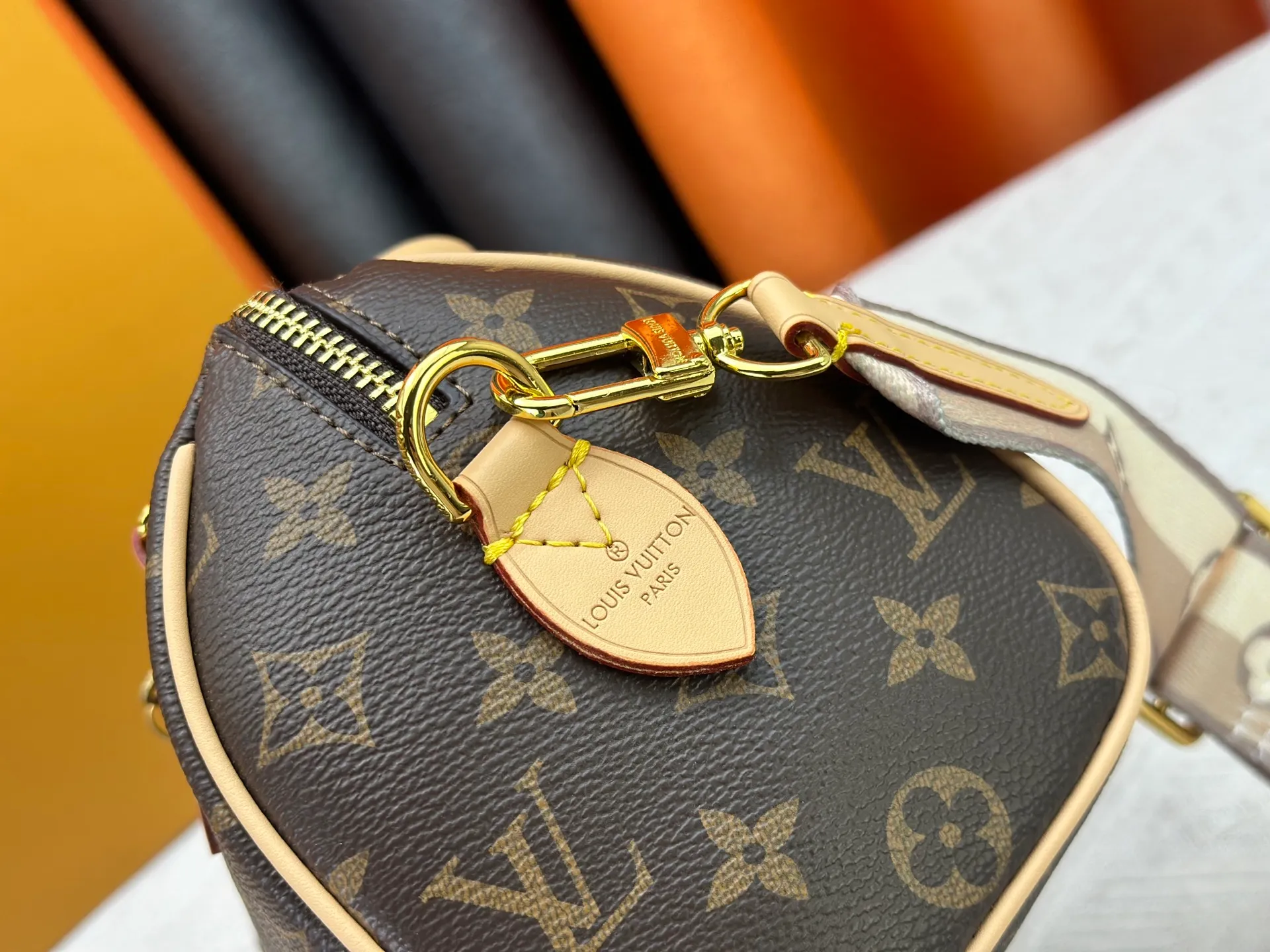 P280 Upgraded original la bubu M13365 M58953 M46234 M46222 Speedy Bandoulière 20 handbag is made of soft coated canvas, and the full-length Monogram pattern is traced in colorful rainbow tones, highlighting the smart style of the Louis Vuitton x Murakami reissue series. The Toron handle and detachable shoulder strap are constructed of cow leather, the metal corners recall classic luggage elements, and the bow-shaped key bag and padlock add brand touches. Dimensions: 20.5 x 13.5 x 12.0 cm (length x height x width)