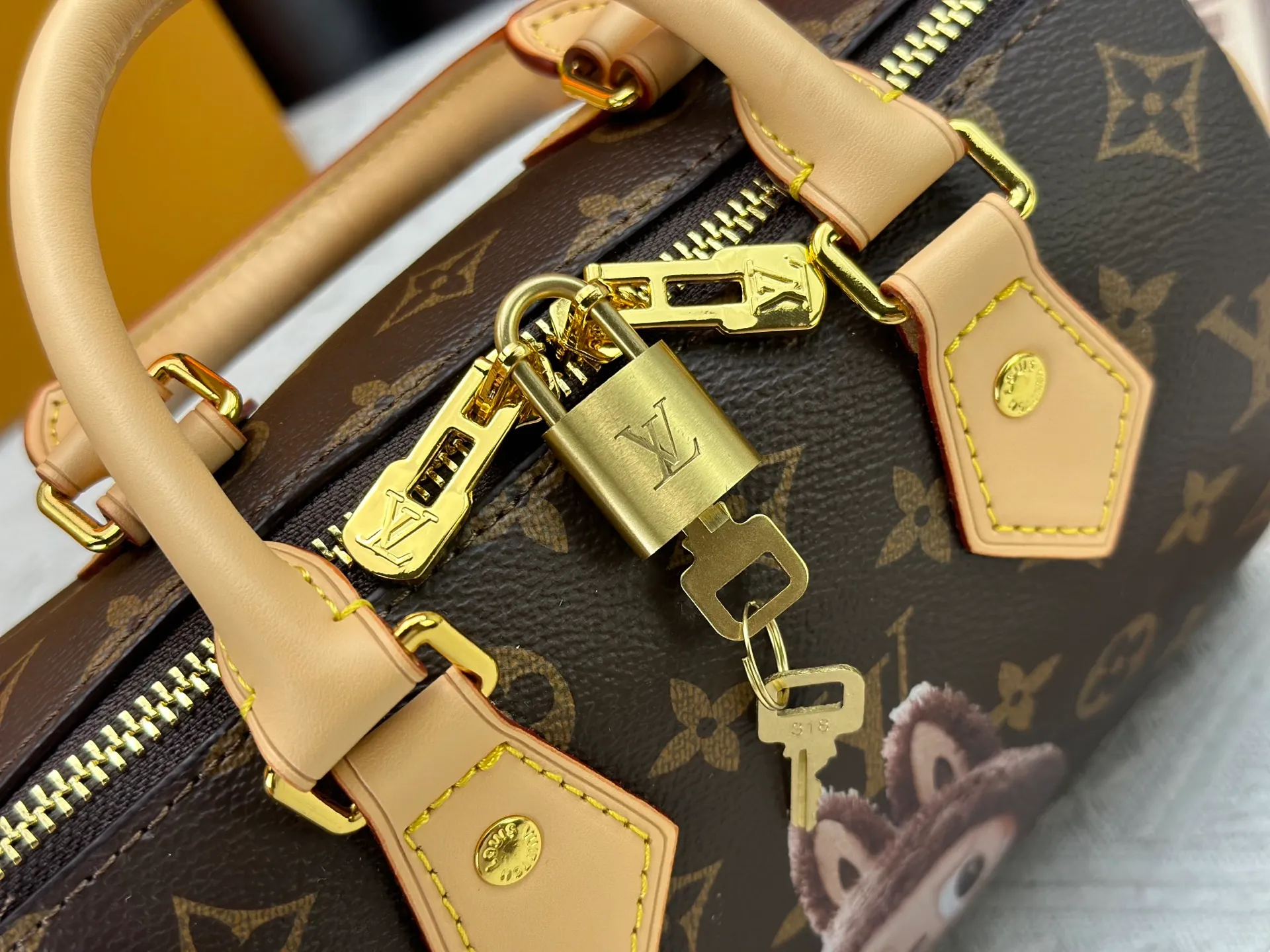P280 Upgraded original la bubu M13365 M58953 M46234 M46222 Speedy Bandoulière 20 handbag is made of soft coated canvas, and the full-length Monogram pattern is traced in colorful rainbow tones, highlighting the smart style of the Louis Vuitton x Murakami reissue series. The Toron handle and detachable shoulder strap are constructed of cow leather, the metal corners recall classic luggage elements, and the bow-shaped key bag and padlock add brand touches. Dimensions: 20.5 x 13.5 x 12.0 cm (length x height x width)