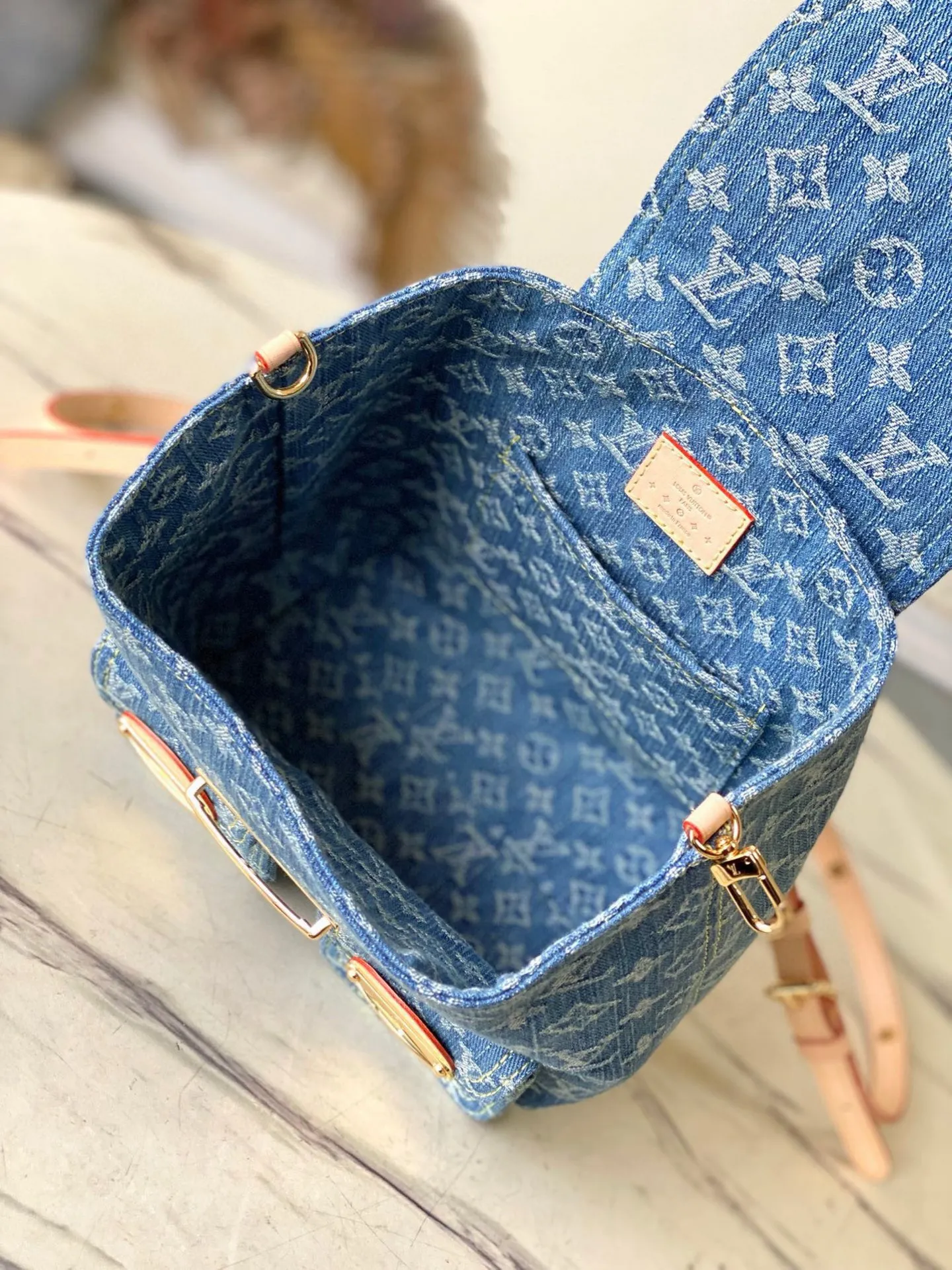 💰1060 The top original M46836 Venice backpack is really amazing! ! ! Of course, the newly launched denim series is indispensable for such a cute little backpack, Venice. It is made of Monogram Denim canvas and has eye-catching buckles to open the flap and front cover. The compact structure contains ample space and can easily accommodate daily necessities such as iPhone 14pro max Djh keys, wallet and sunglasses. The denim presbyopia is good-looking and durable, classic and retro, and the shoulder straps free up your hands ~ a perfect tool for lazy people! The most important thing is that it looks great no matter how you carry it! Dimensions: 20 × 20 × 11 cm